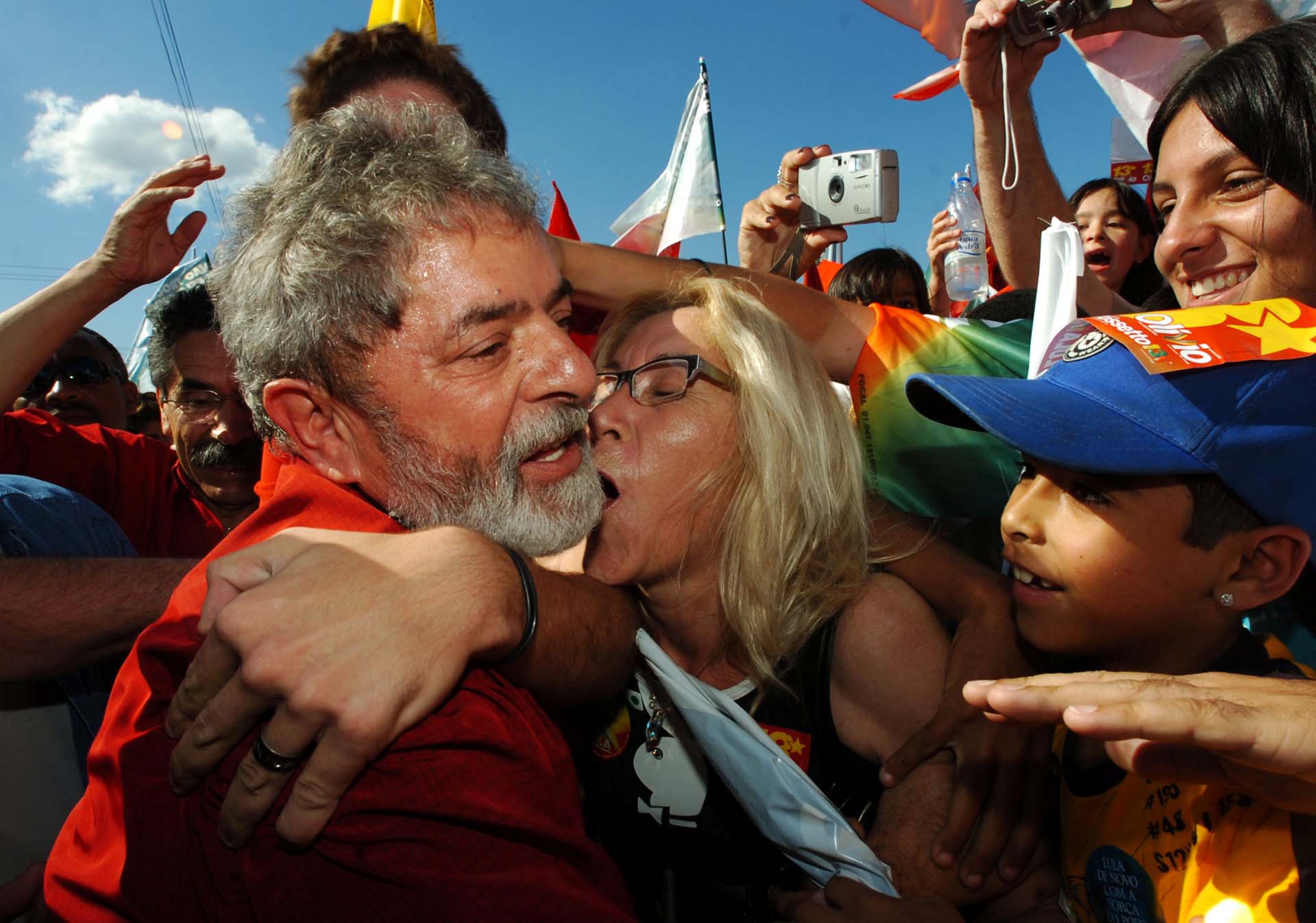 Tras un primer período presidencial, el líder del PT lanzó su candidatura para la reelección. Miles de militantes fueron a apoyarlo durante un acto de campaña en Porto Alegre (Reuters/Diego Vara)