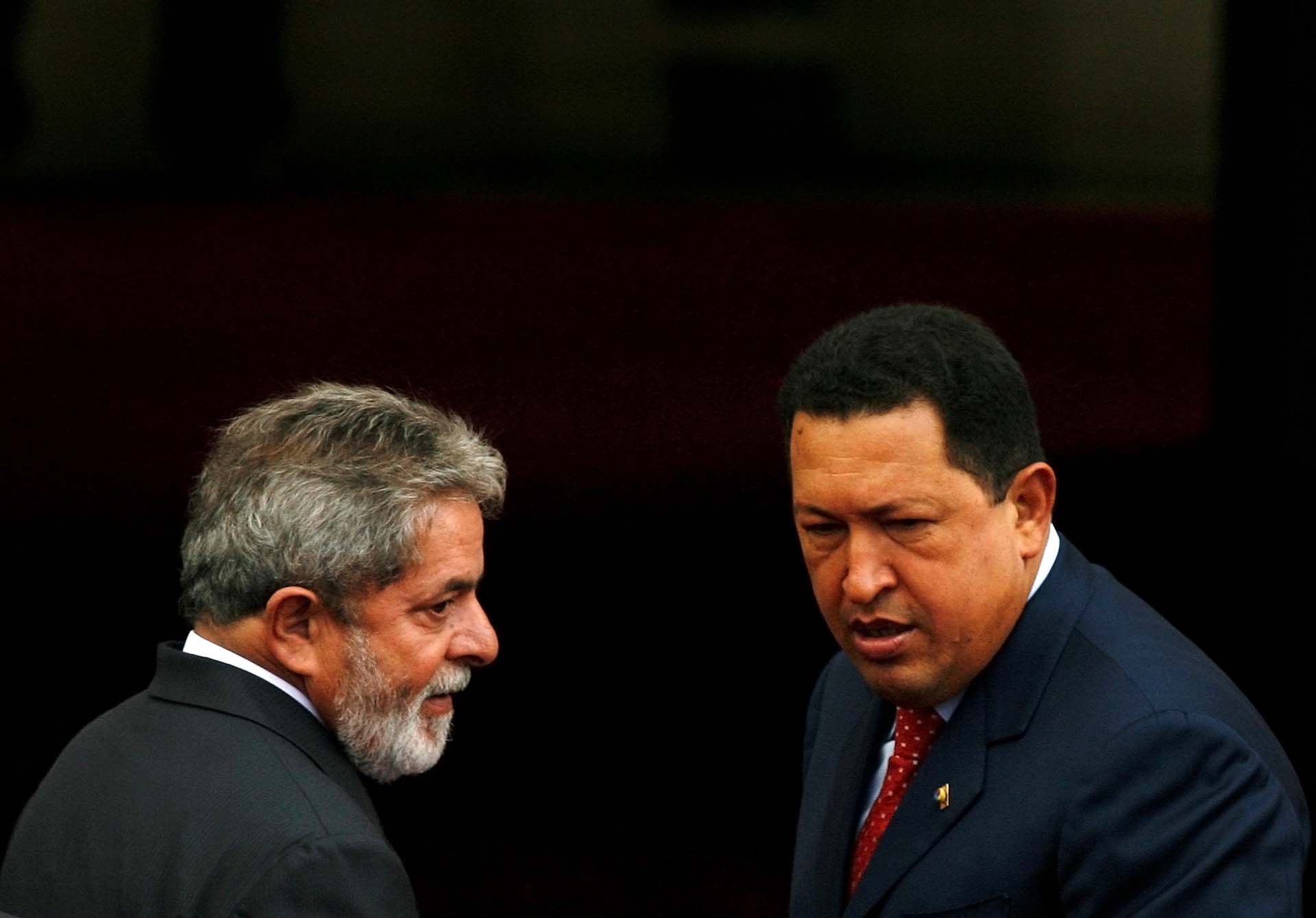 Lula forjó una estrecha relación con el fallecido ex presidente de Venezuela Hugo Chávez. Esta imagen fue tomada en una de sus visitas el Palacio de Miraflores, en Caracas, el 13 de diciembre de 2007 (Reuters/Jorge Silva)