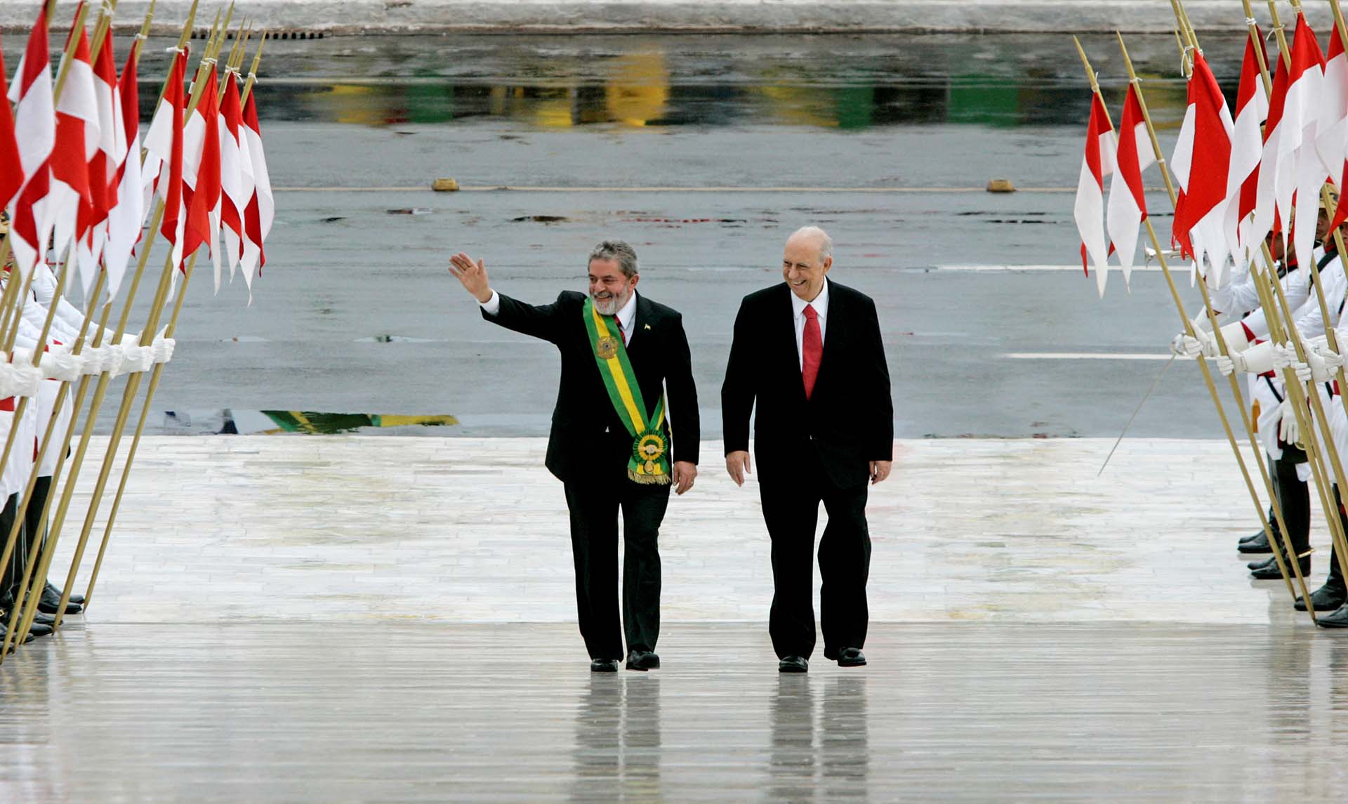 En las elecciones del 1 de octubre de 2016, Lula se impuso sobre Gerald Alckmin, a quien también venció en segunda vuelta. El 1 de enero fue investido, junto con su vicepresidente José Alencar, en el Palacio del Planalto, en Brasilia (Reuters/Rickey Rogers)