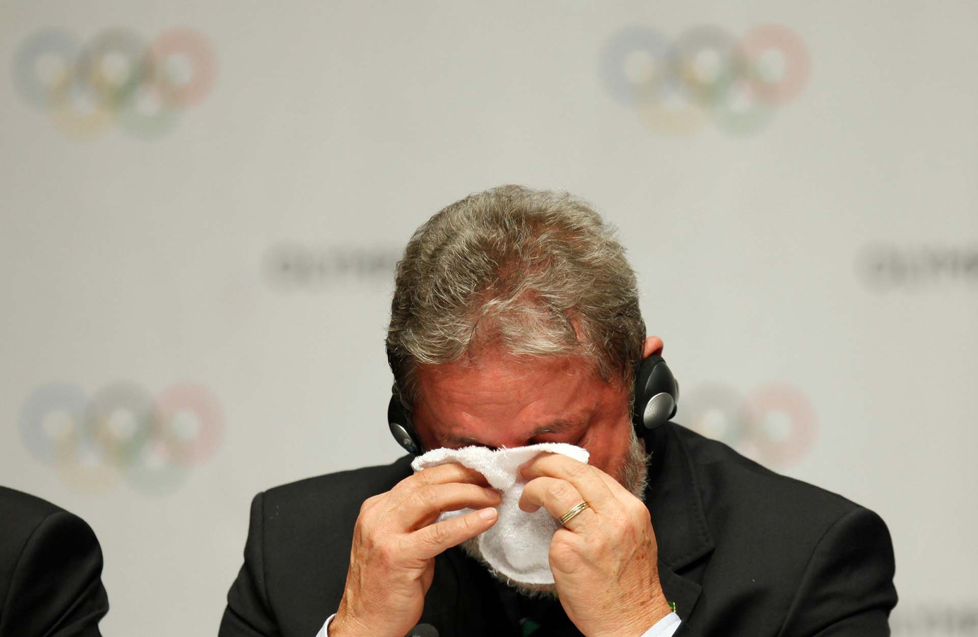 Lula emocionado luego de que Río de Janeiro fuera elegida como sede para los Juegos Olímpicos de 2016, durante un acto realizado en Copenhague, capital de Dinamarca (Reuters/Pawel Kopczynski)