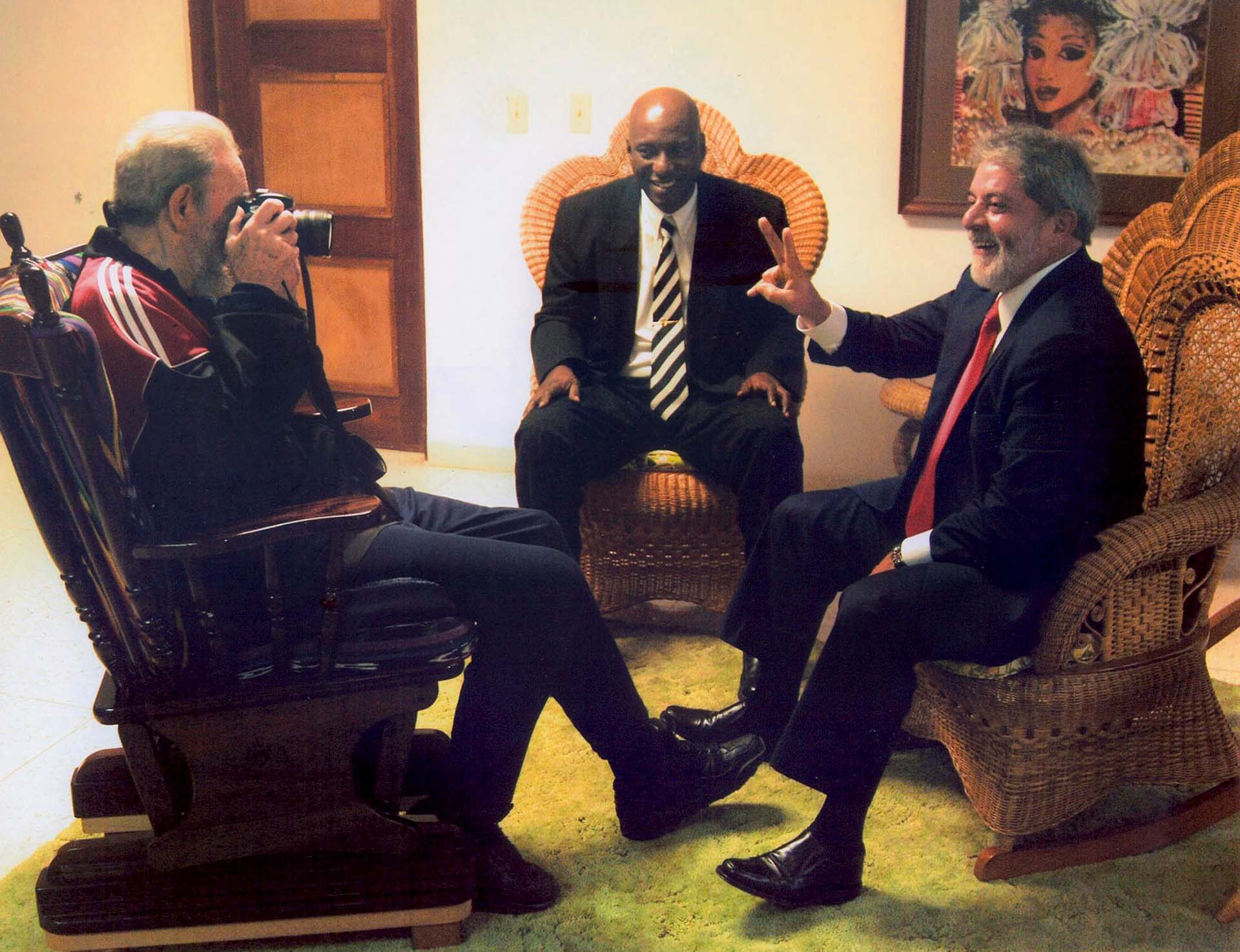Lula da Silva bromea con el fallecido ex dictador cubano Fidel Castro durante un encuentro privado en La Habana. En la reunión, el ex presidente de Brasil posó para una foto tomada por el propio Fidel (Reuters/File Photo)