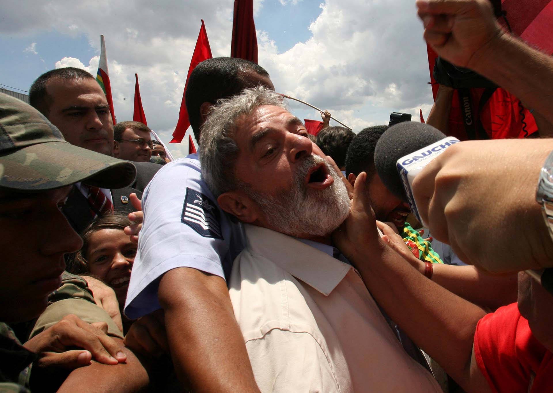 Días más tarde, se presentó en Brasilia, donde otros miles de seguidores lo esperaban en el aeropuerto de la capital (Reuters/Jamil Bittar)