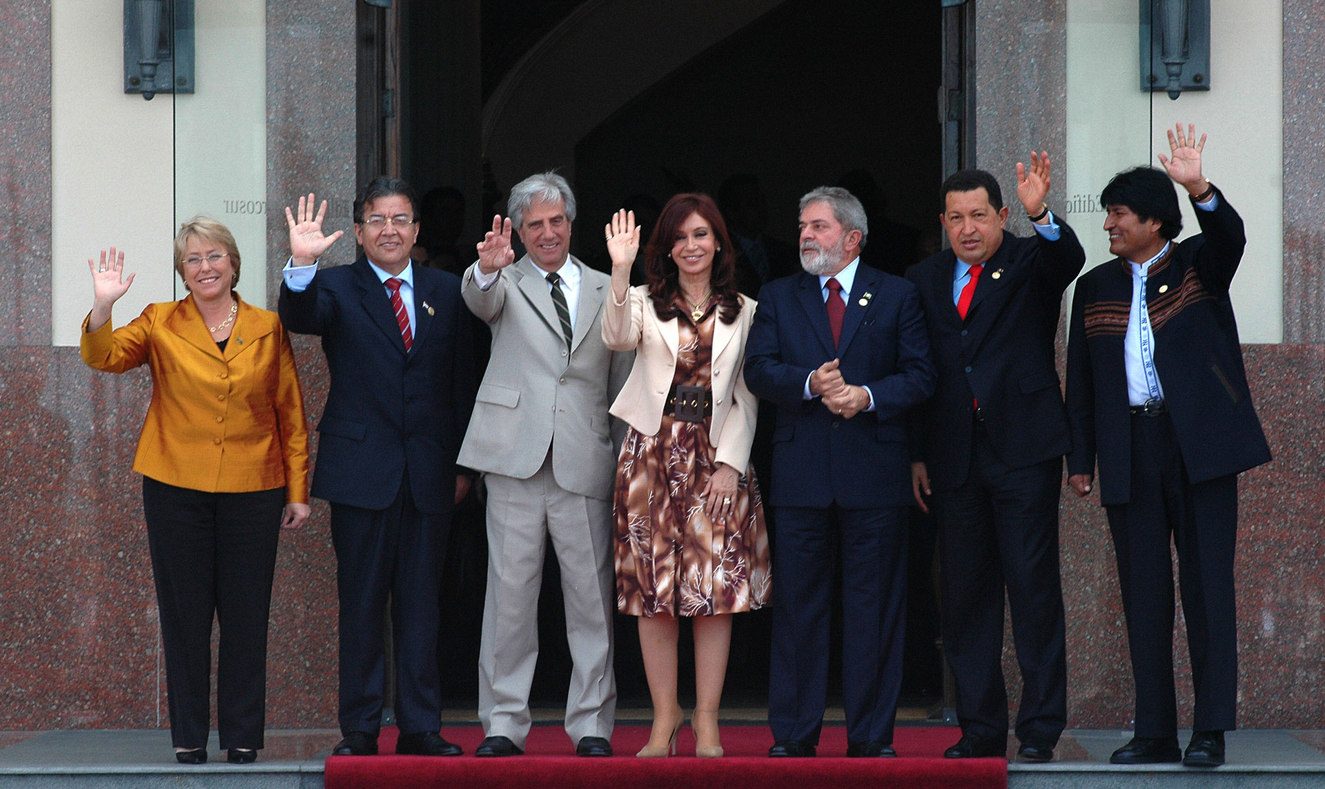 18 de diciembre de 2007, Lula junto con los presidentes Michelle Bachelet (Chile), Nicanor Duarte (Paraguay), Tabaré Vázquez (Uruguay), Cristina Fernández de Kirchner (Argentina), Hugo Chávez (Venezuela) y Evo Morales (Bolivia), en la cumbre del Mercosur en Montevideo (Mariana Méndez/ AFP)