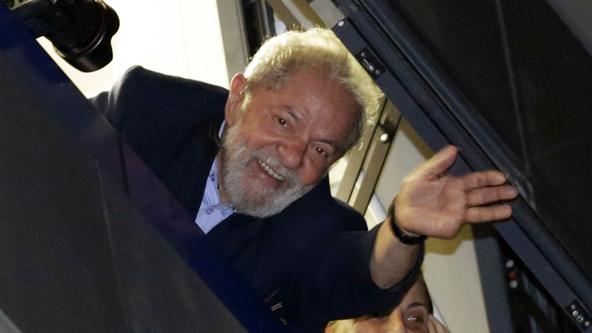 Lula saluda a los simpatizantes desde la sede del sindicato metalúrgico en São Bernardo do Campo (AP)