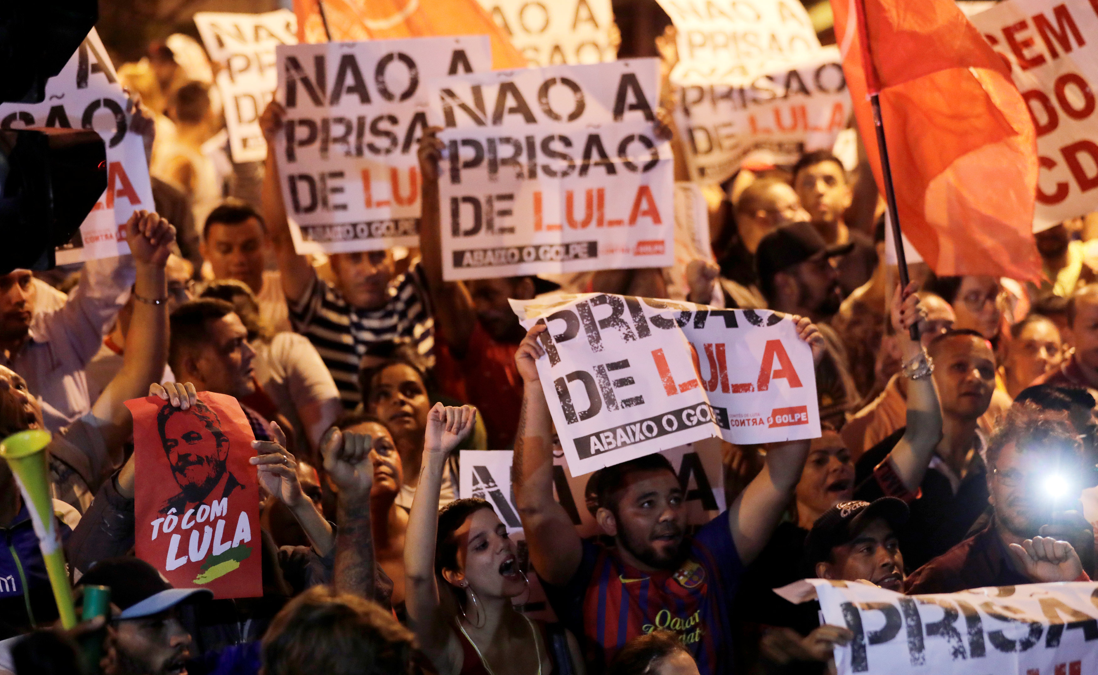 Simpatizantes de Lula muestran su rechazo a la decisión del juez Moro, frente a la sede del sindicato matelúrigico donde se refugió Lula.