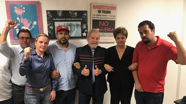 Lula junto a Dilma rOUSSEFF y otros colaboradores cercanos del PT, en la sede del Sindicato Metalúrgico de Sao Bernardo do Campo donde se refugio tras la orden de detención del juez Sergio Moro