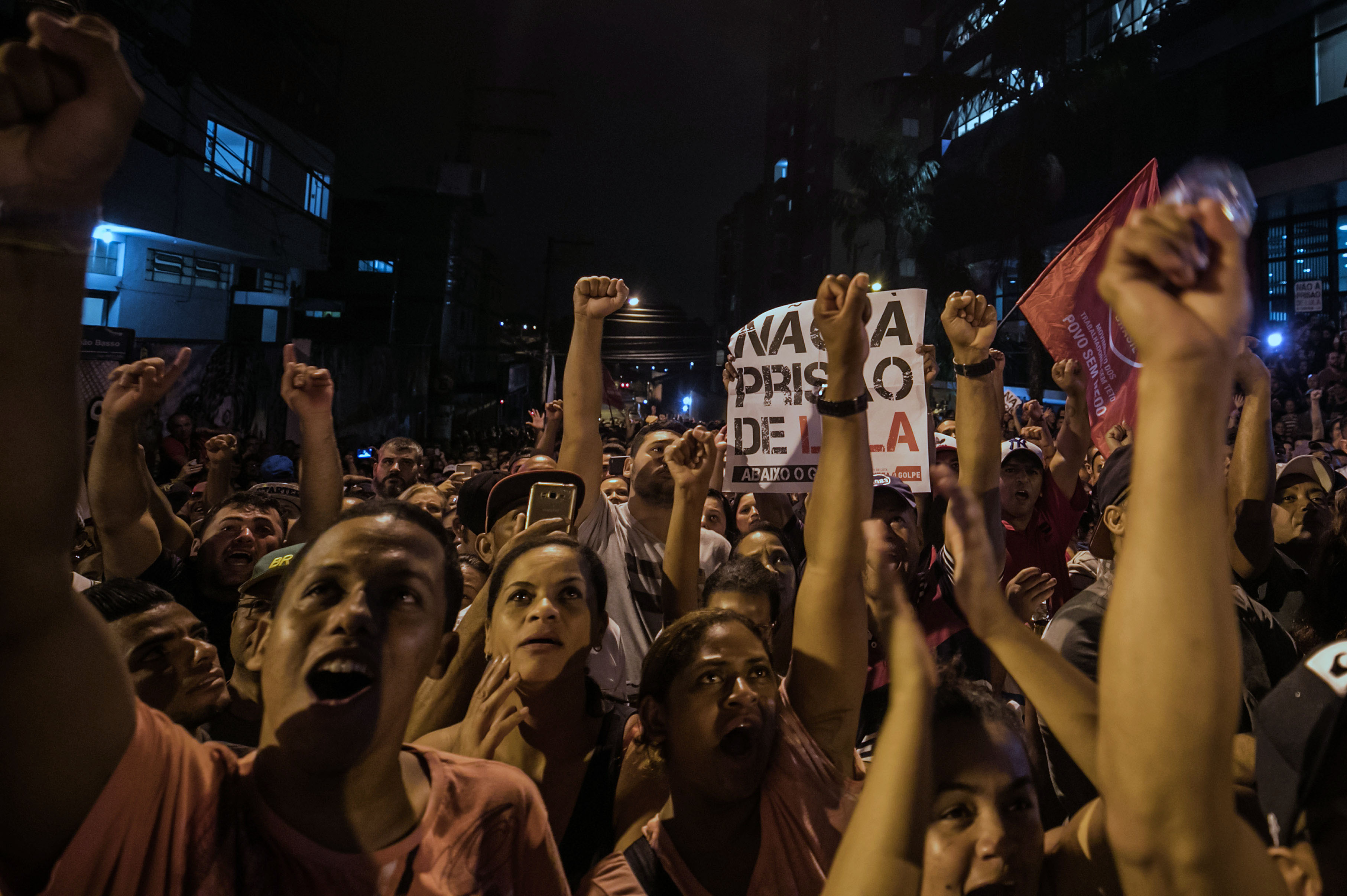 Manifestantes frente al sindicato metalúrgico donde se refugió Lula (AFP / MARCELO CHELLO)