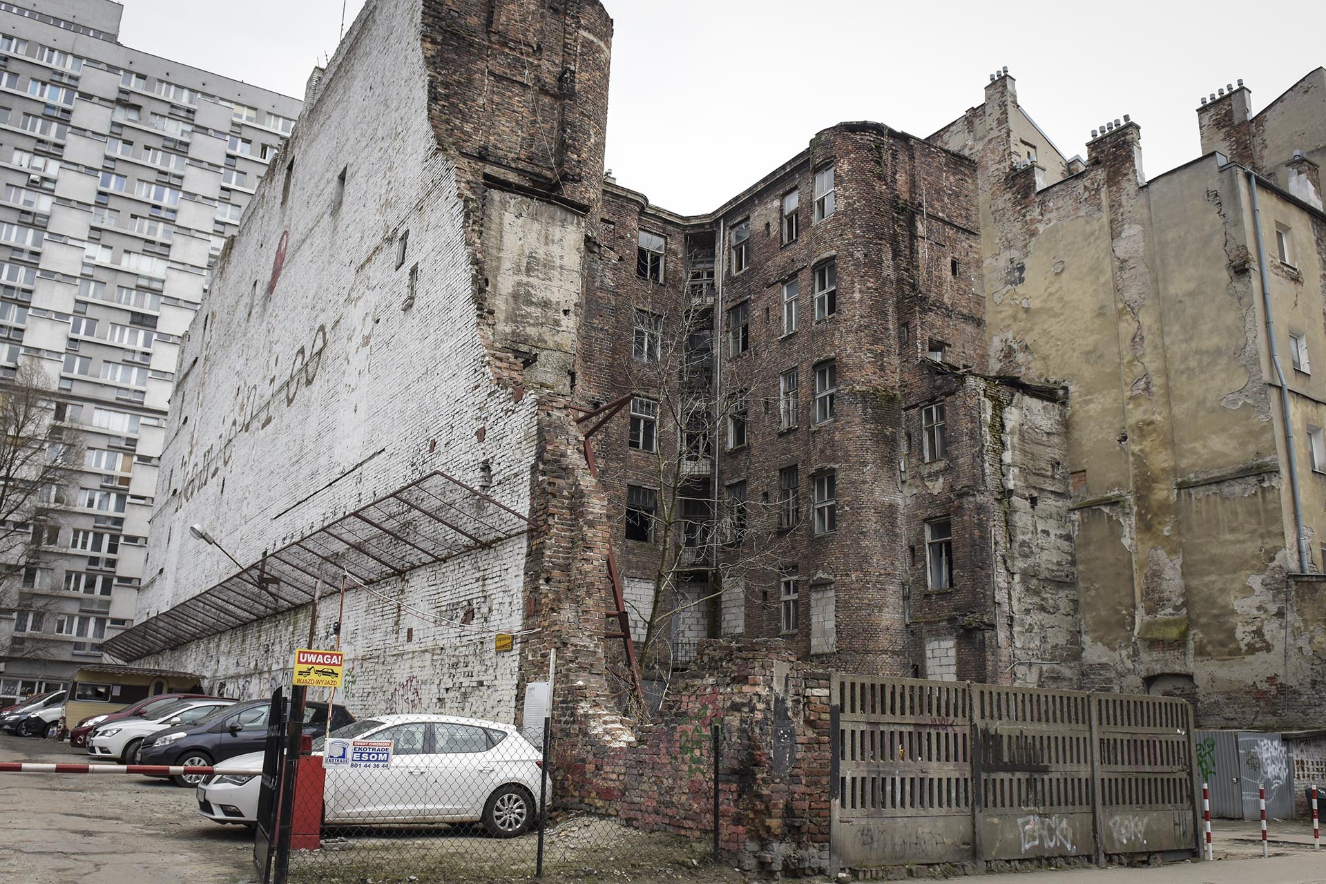 El muro que rodeó al Gueto tenía 18 kilómetros de longitud y 3 de alto. Hoy sobreviven algunos tramos muy cortos, una pocas edificaciones derruidas y una sinagoga. (Foto: Victoria Bornaz)