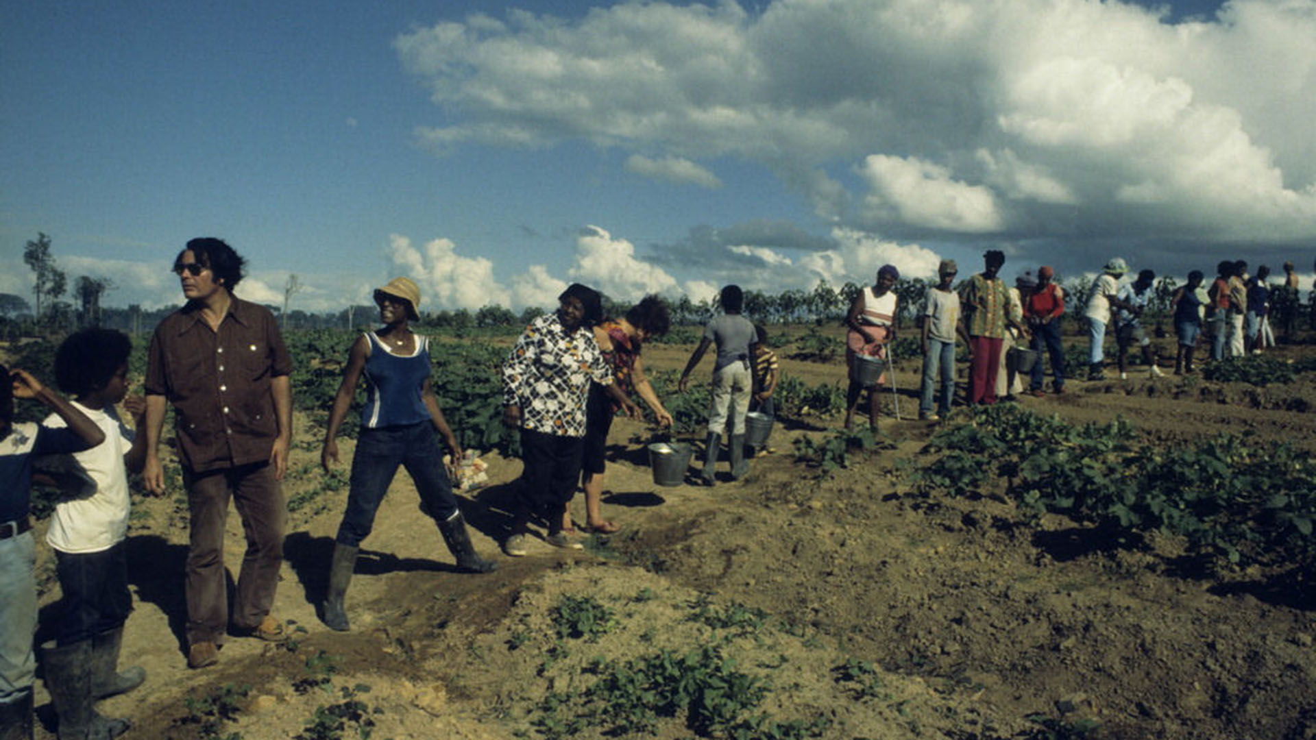 En Guayana compró 140 hectáreas de tierra a las que bautizó Jonestown y recibió allí a 900 fieles