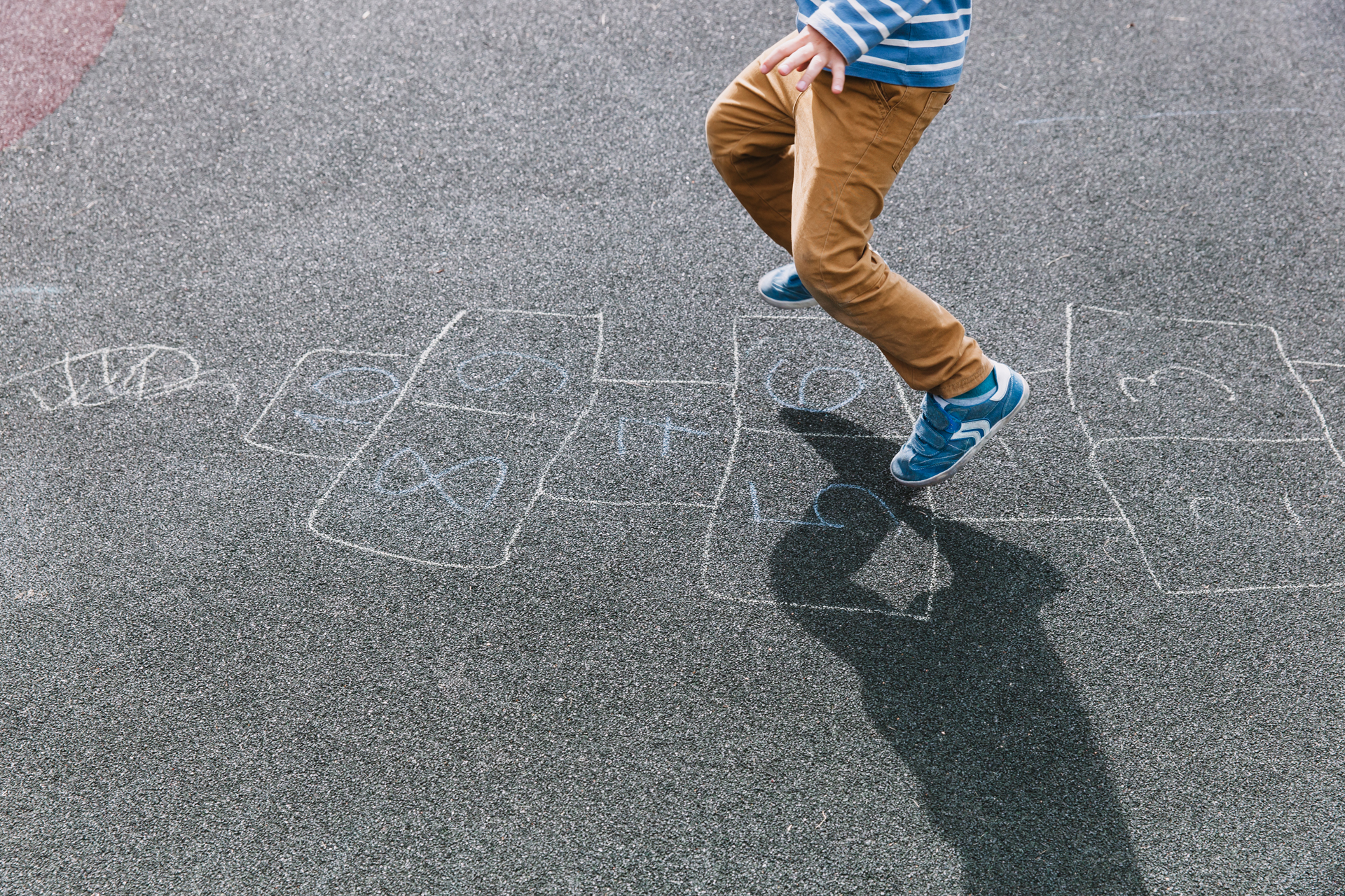 En la mayoría de los casos el agresor es conocido de la familia, con lo cual los niños y adolescentes lo viven como una situación incestuosa por la trama familiar. c