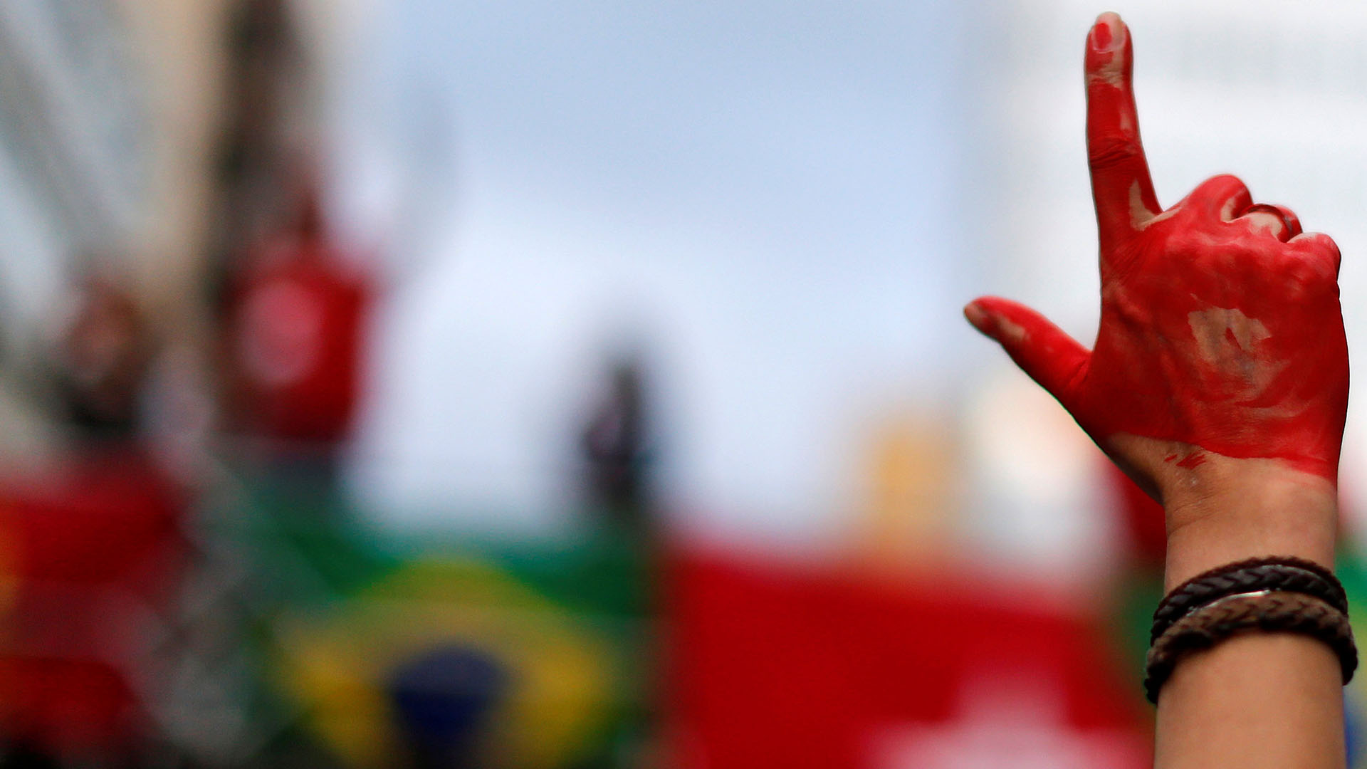 Este viernes simpatizantes y opositores del ex presidente Lula da Silva se congregaron en distintas ciudades brasileñas para demostrar su apoyo o rechazo a la orden de arresto proferida por el juez federal Sérgio Moro. Los opositores se manifestaron principalmente en la ciudad de Curitiba, mientras que los simpatizantes del líder del Partido Trabajador lo hicieron en ciudades como Belo Horizonte, Sao Paulo y Río de Janeiro. (REUTERS/Rodolfo Buhrer)