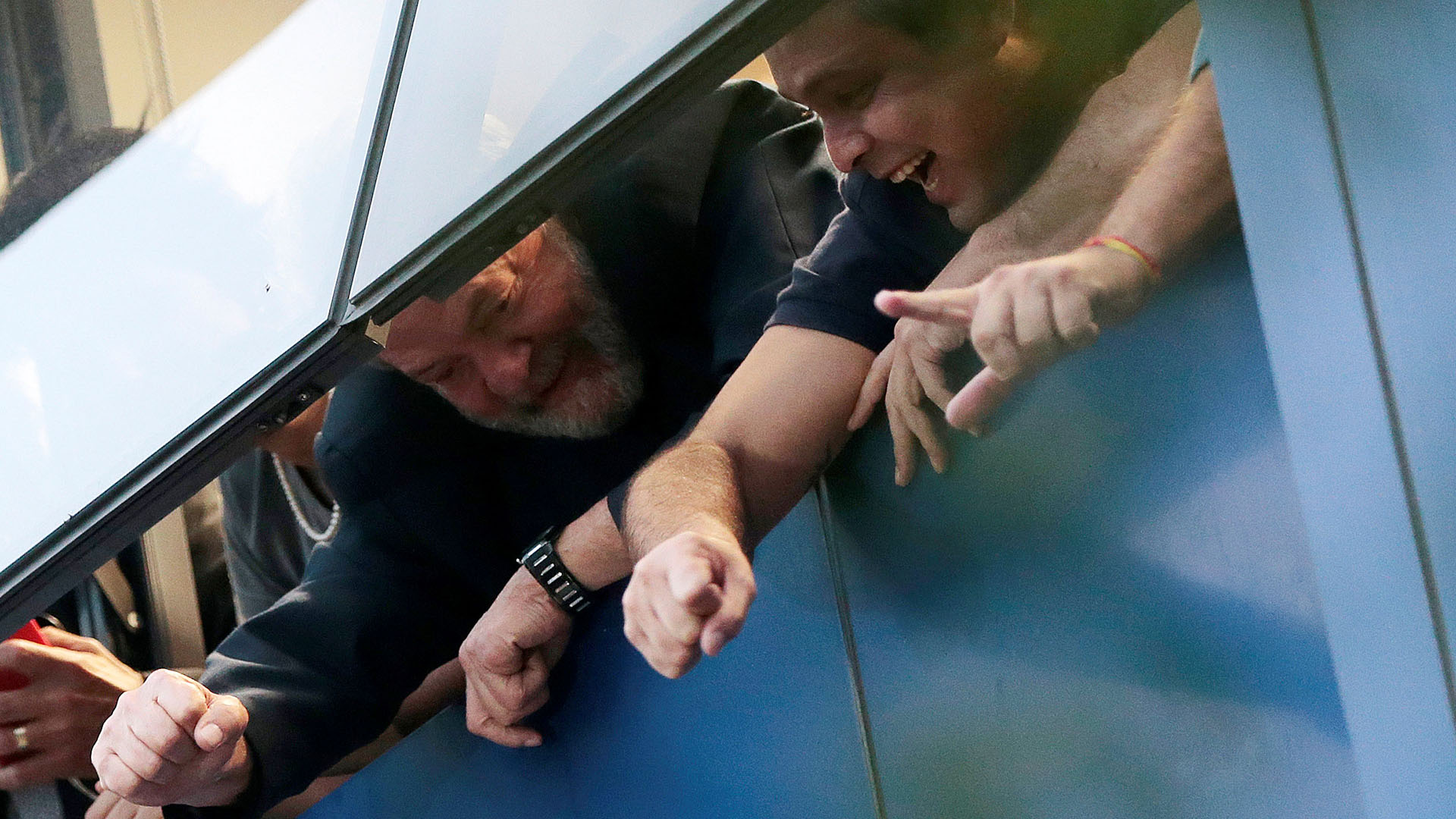 Lula saluda a los simpatizantes desde la ventana del sindicato. (REUTERS/Leonardo Benassatto)