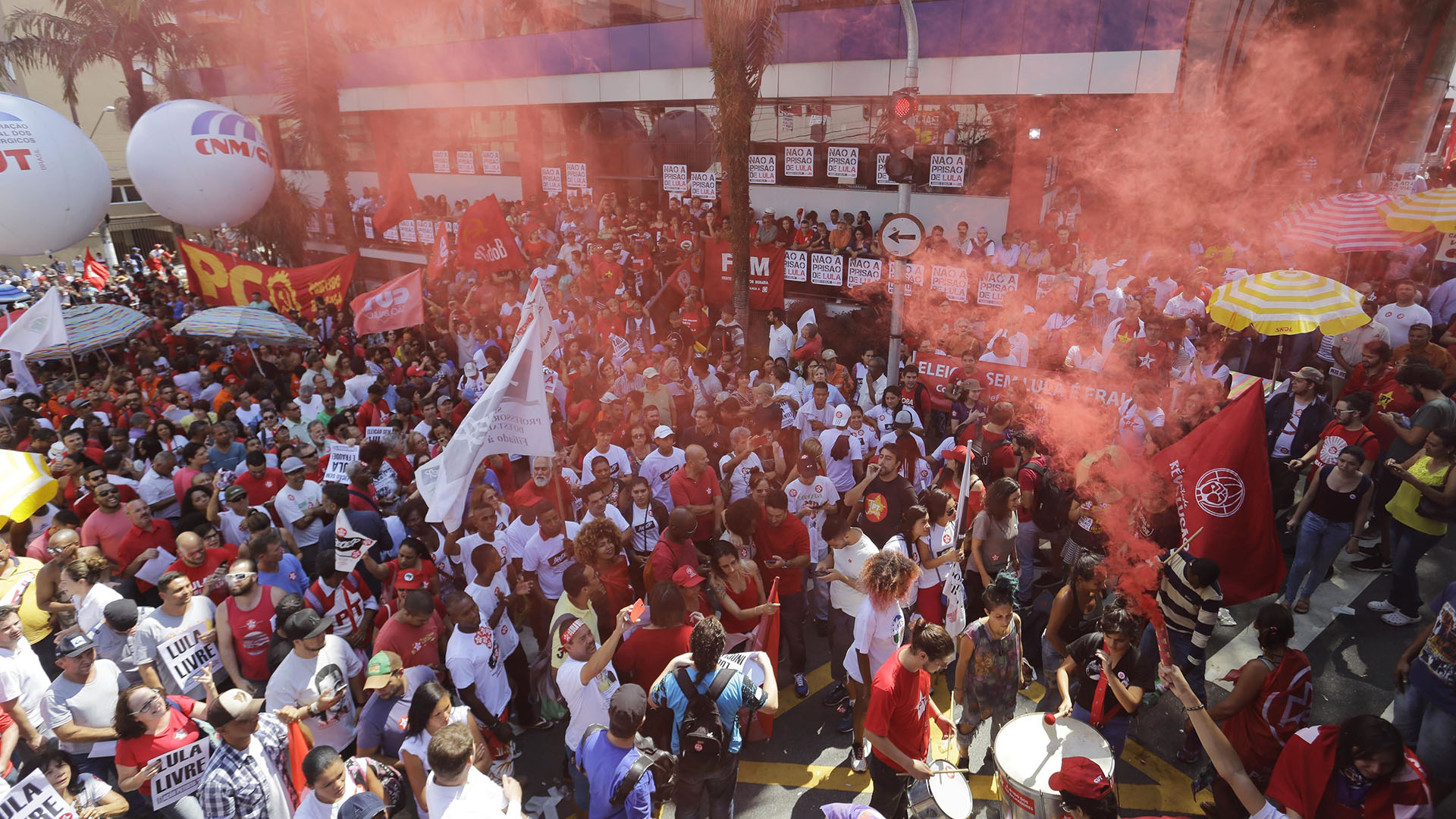 Simpatizantes en las afueras de la sede del sindicato en Sao Bernarno. (AP Photo/Nelson Antoine)
