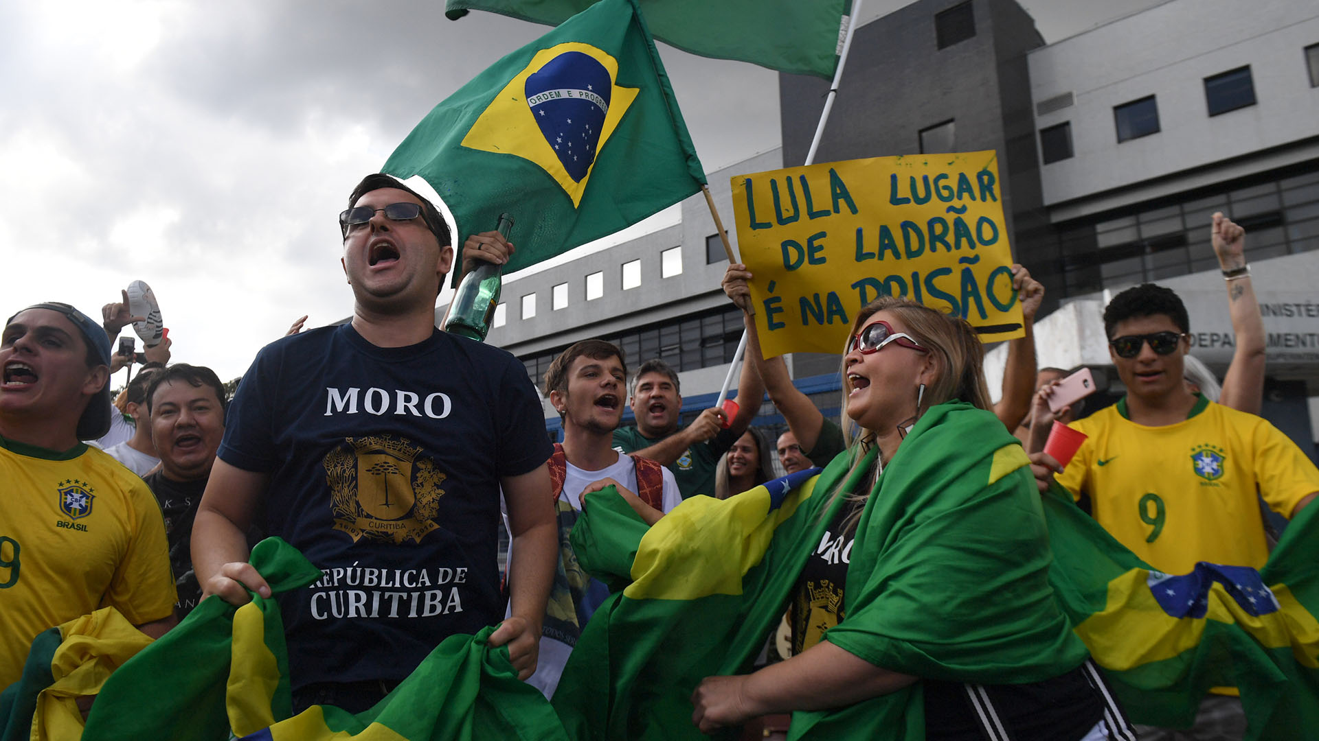 Opositores al ex mandatario, celebraron la decisión del fiscal Moro en Curitiba. (AFP PHOTO / Mauro PIMENTEL)