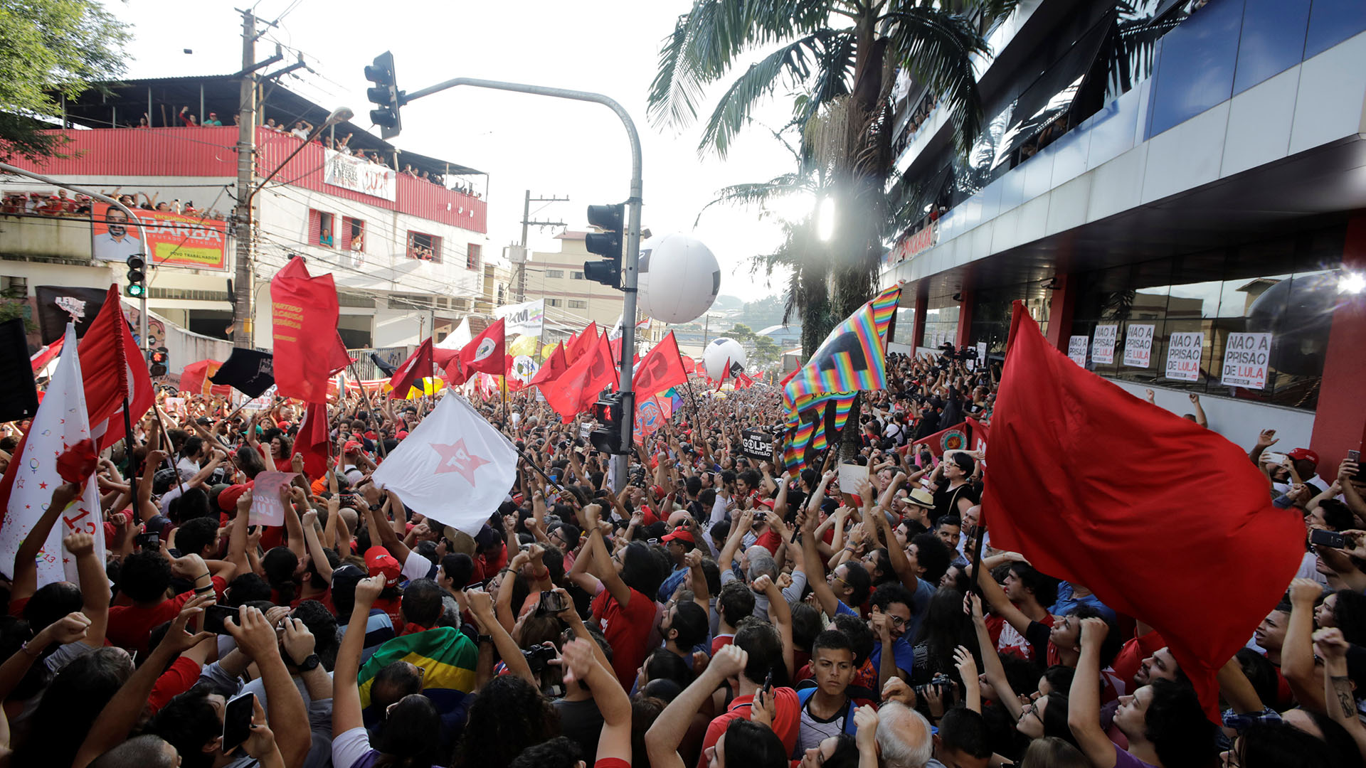 Cientos de personas acompañaron a Lula en la sede del sindicato metalúrgico en el municipio de Sao Bernardo, en Sao Paulo, donde el ex mandatario se refugió a la espera de la detención que tuvo como fecha limite el viernes a las 17:00. (REUTERS/Paulo Whitaker)