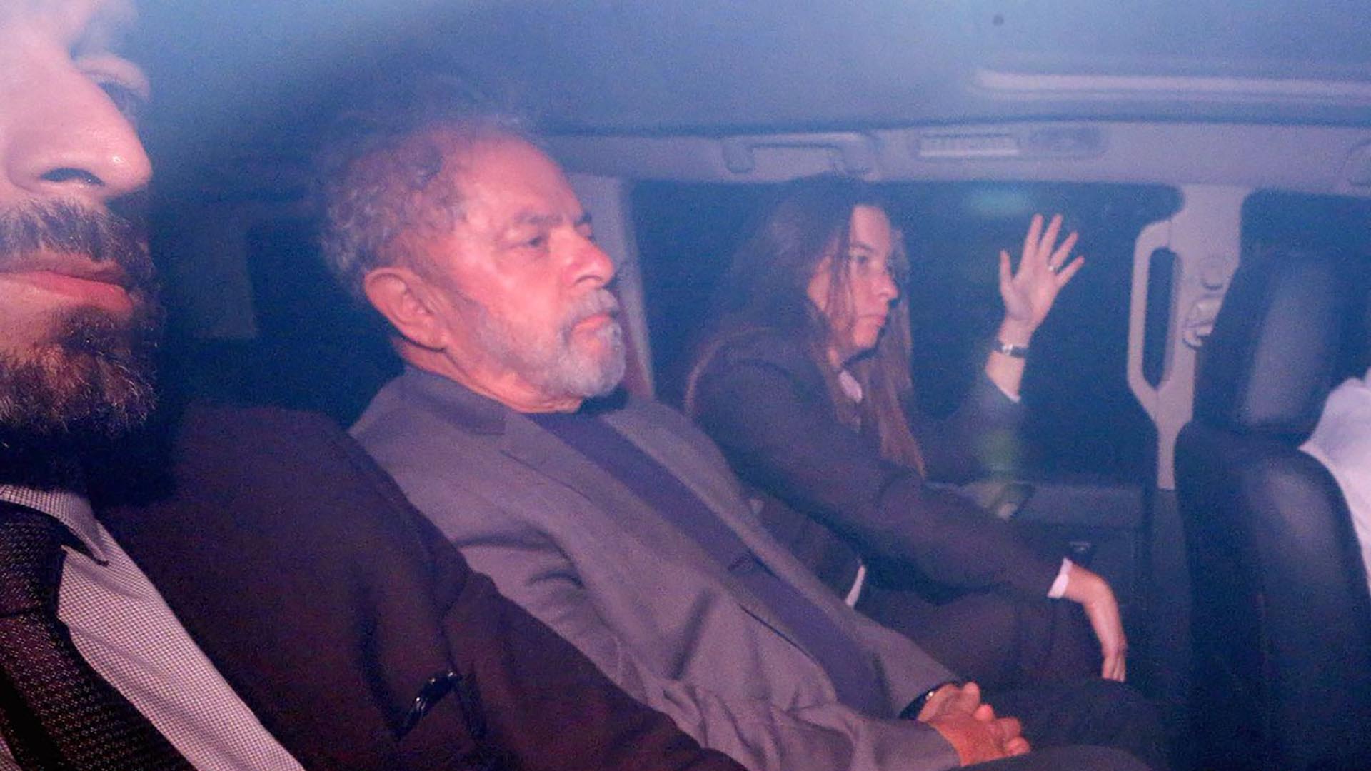 7 de abril de 2018. Tras dos días de resistencia en el sindicato donde comenzó su carrera política, Lula se entregó a la Policia Federal para cumplir los doce años de cárcel que le impuso la Justicia por corrupción.
