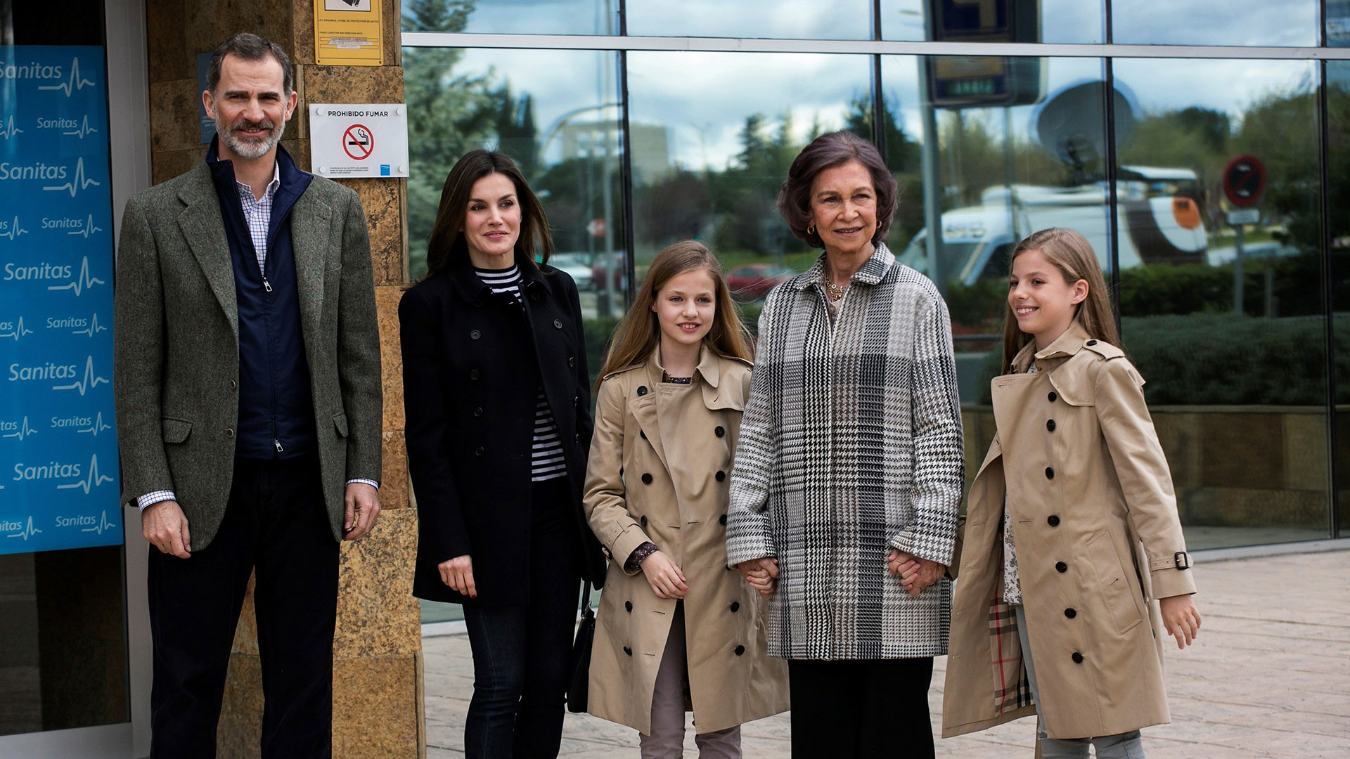 Para silenciar la repercusión de aquel escándalo y el acoso de prensa, la familia real se mostró unida a la hora de visitar a Juan Carlos que se encontraba en una situación delicada por lo que las visitas al hospital fueron frecuentes.