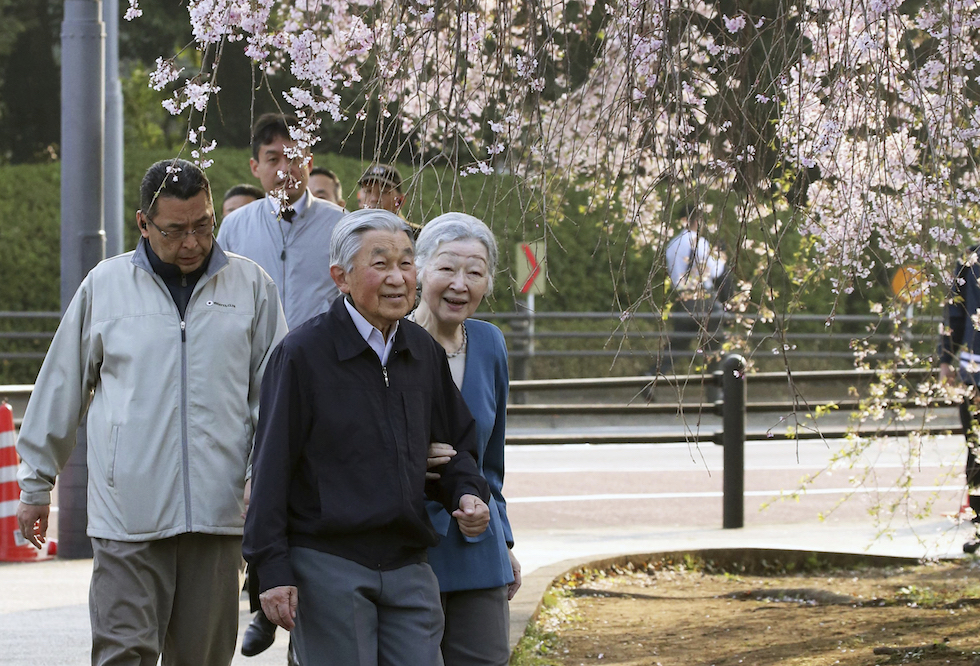 El emperador Akihito y la emperadora Michiko caminan fuera del palacio imperial en Tokio(The Yomiuri Shimbun, vía AP Images)