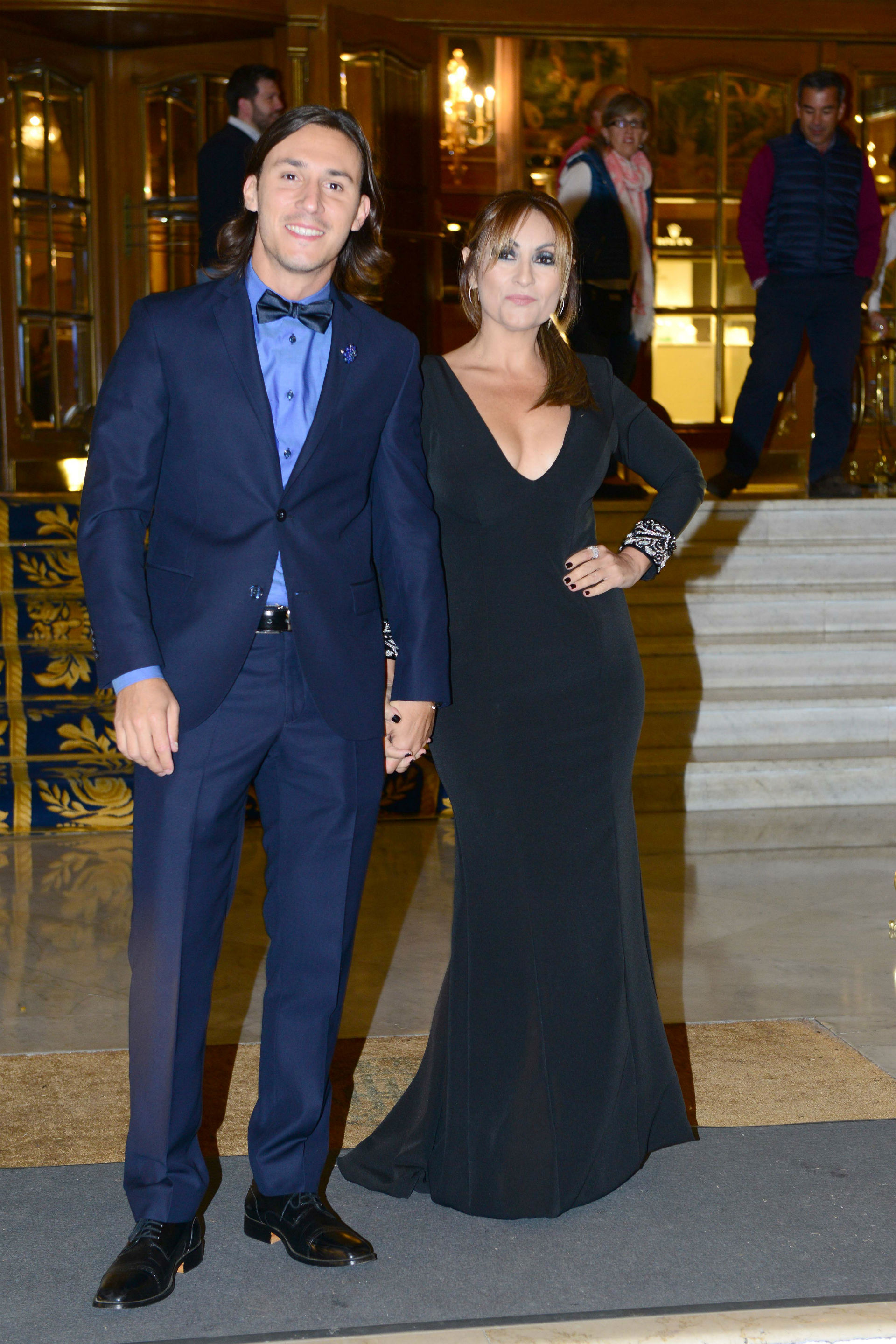 Marcela Tauro con un diseño de Ana Pugliesi y su novio. (Foto GENTE/Diego Soldini)