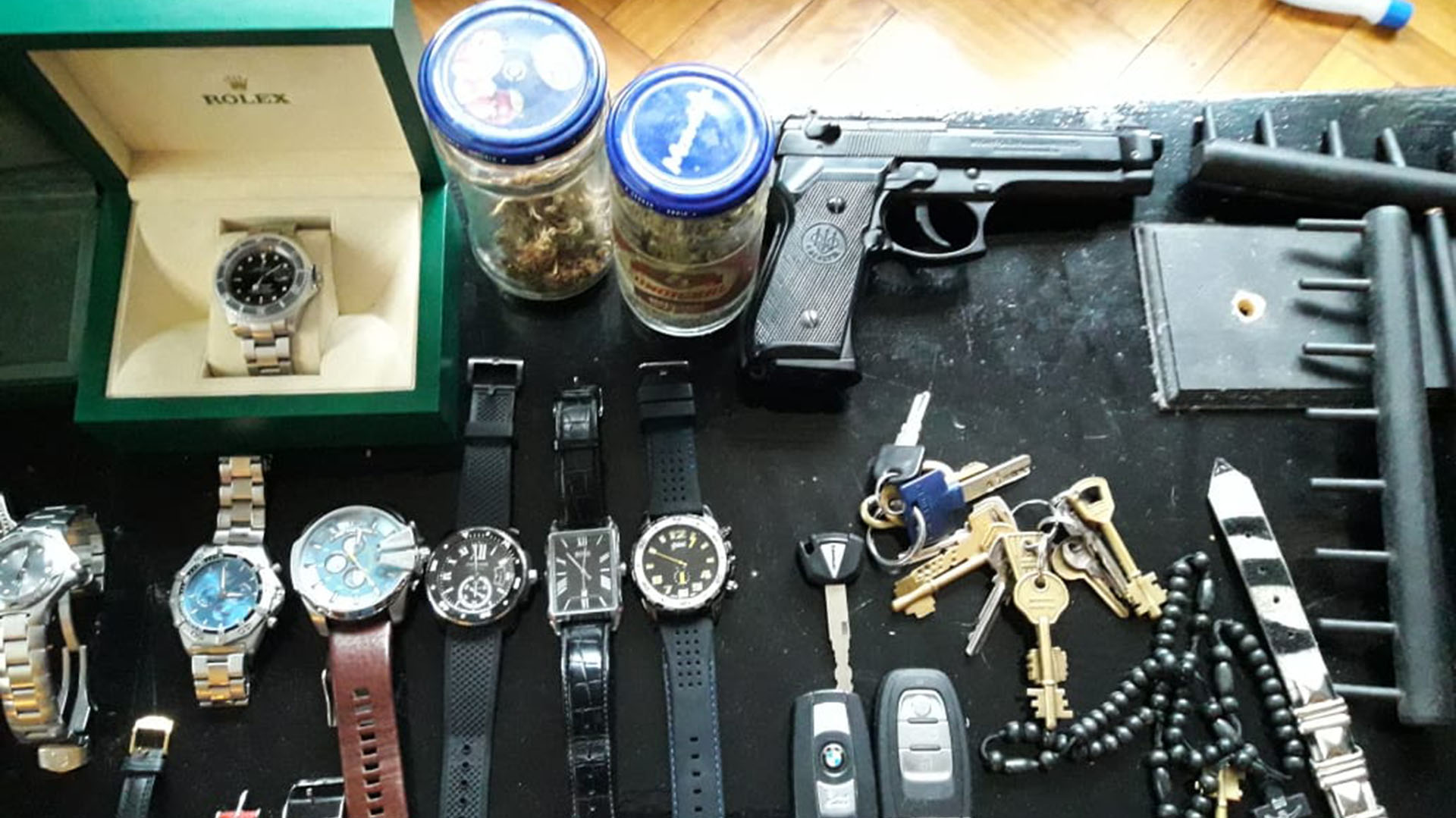 Algunos de los objetos secuestrados de la casa de Pachelo, en el barrio porteño de Retiro