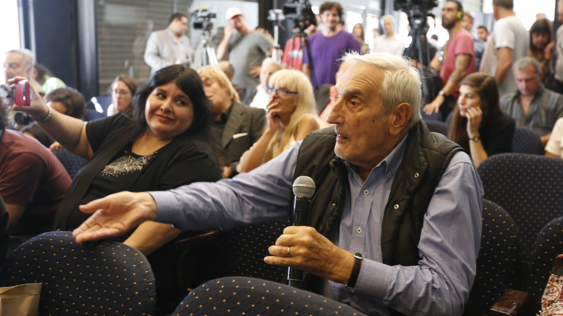 El periodista Luis Pedro Toni presente en la conferencia de prensa