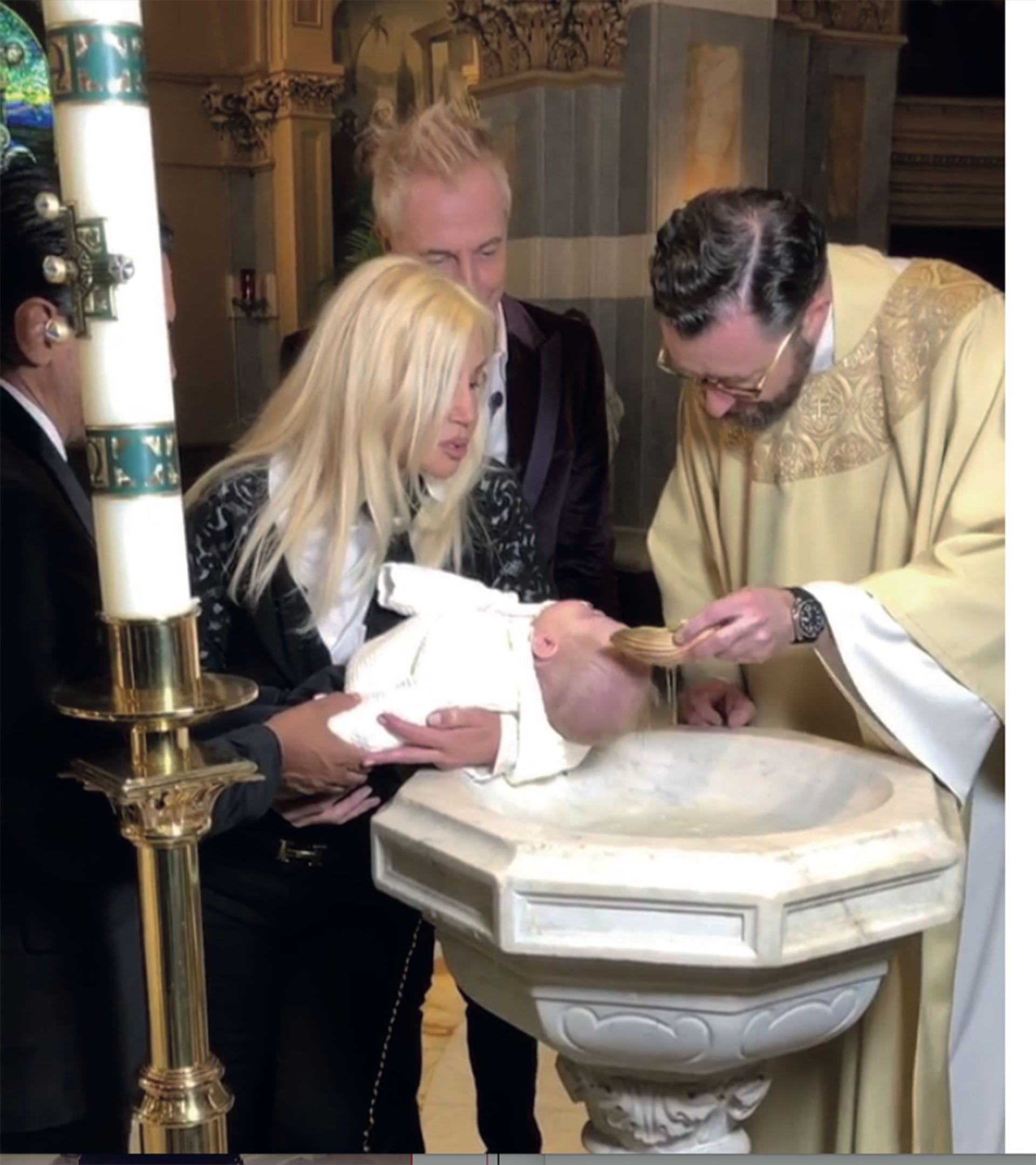 Mirko, en brazos de Susana Giménez fue ungido con el Santo Crisma .