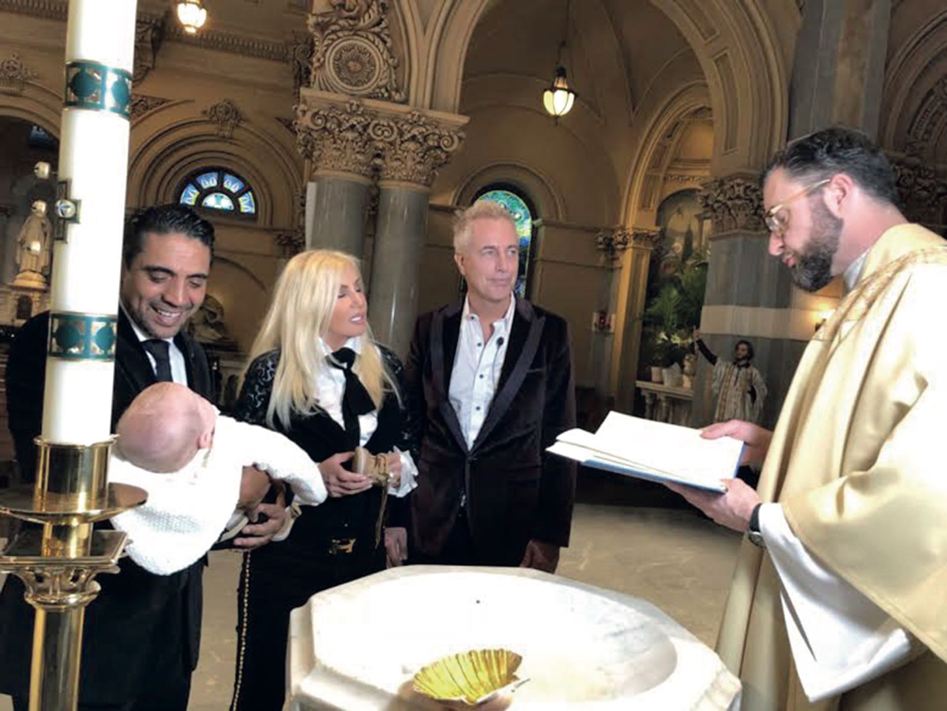 Ahora es el turno del padrino, Coco Fernández, de cargar a Mirko.