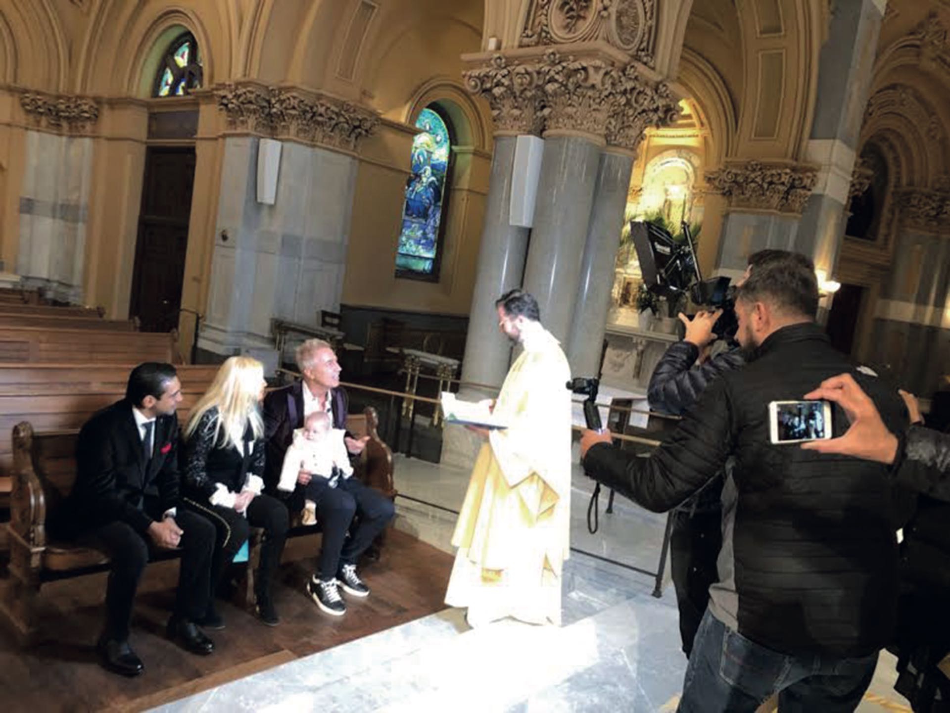 Mañana del domingo 8 de abril. El papá y los padrinos escuchan las palabras del sacerdote jesuita Daniel Corrou en la iglesia Saint Francis Xavier, del Midtown South de Manhattan