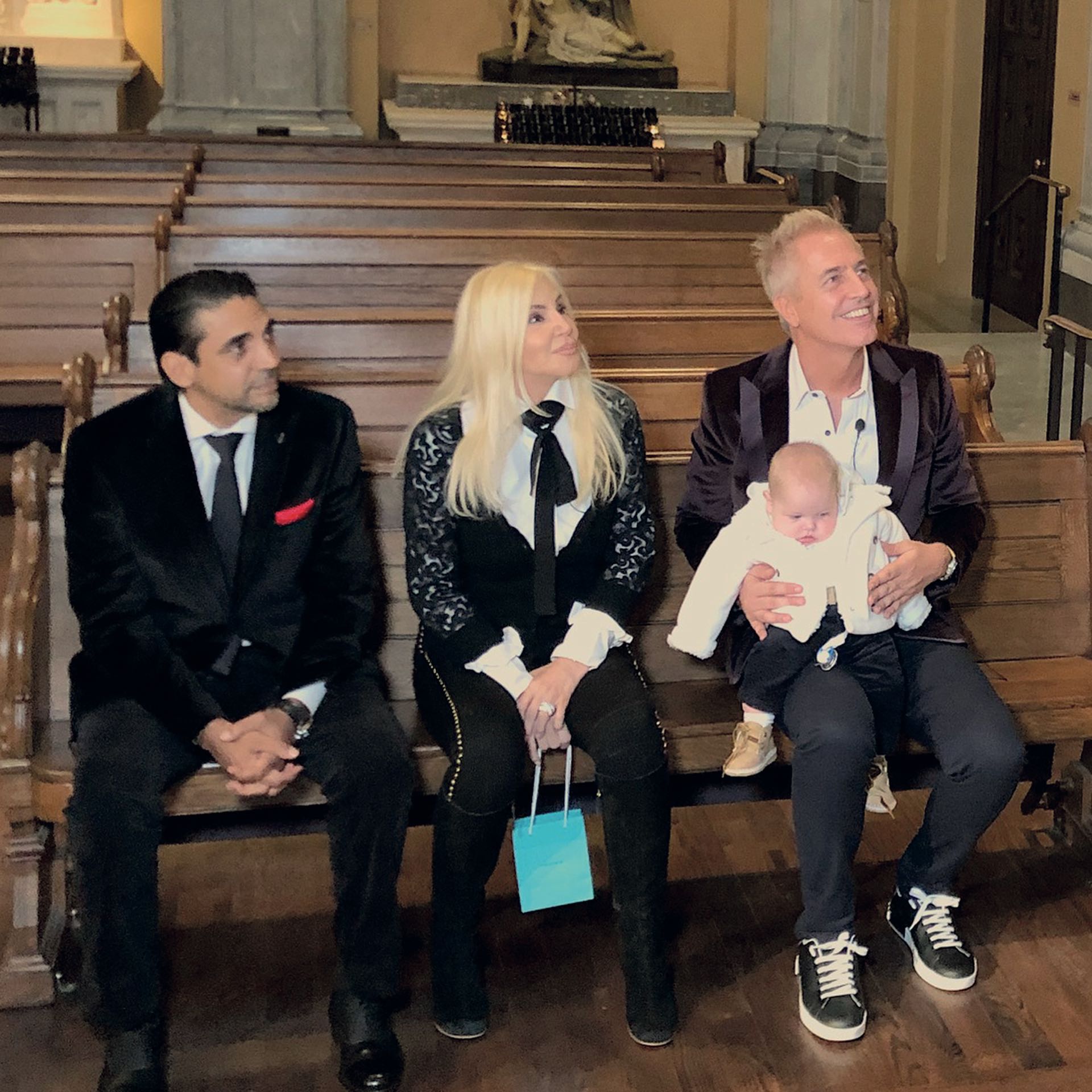 Coco Fernández, Susana Giménez y Marley se emocionaron con las palabras del padre Daniel. Mirko se durmió minutos antes de acercarse a la pila bautismal.