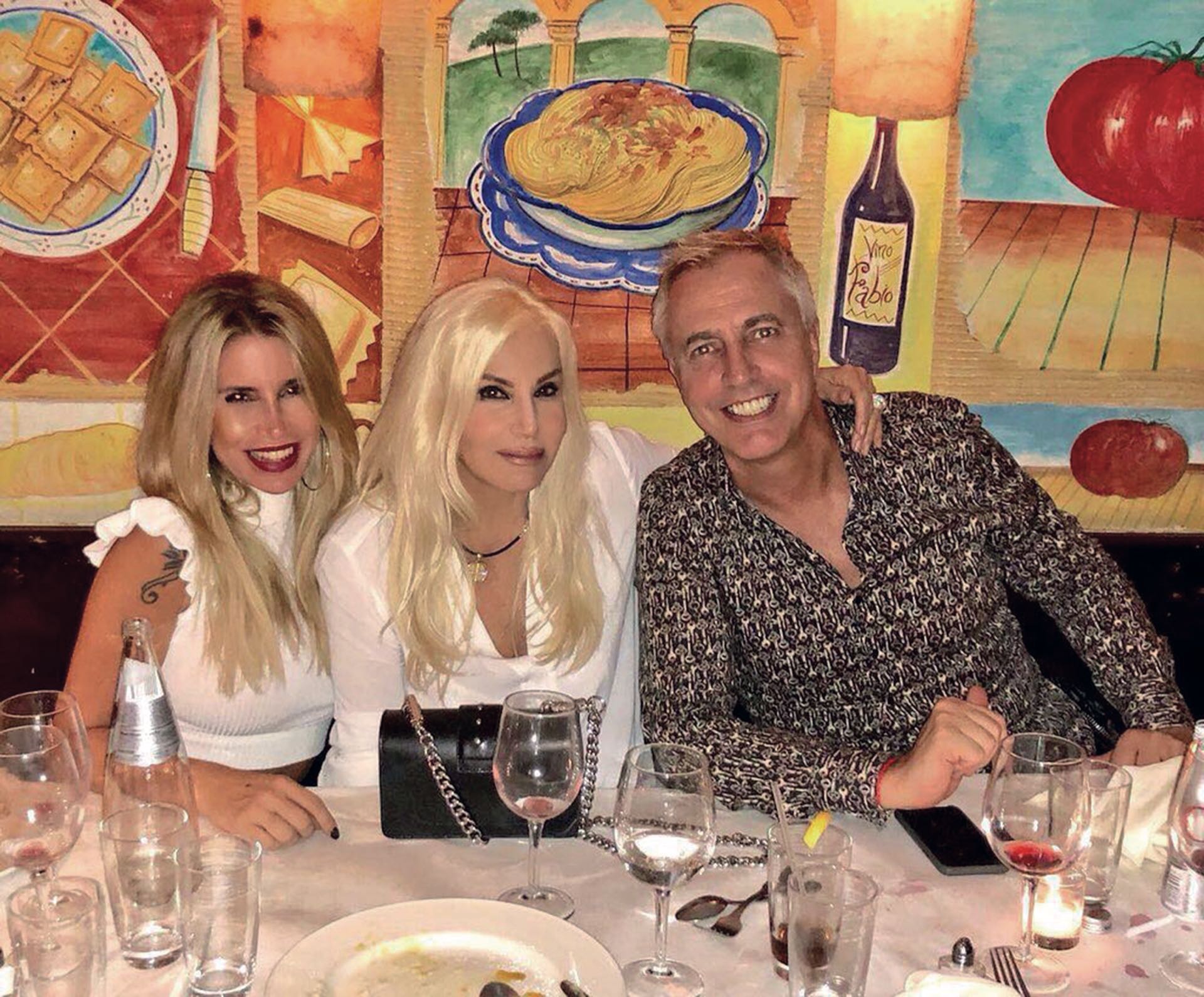 Flore Peña, Susana Giménez y Marley, reserva mediante, coordinaron comida en un emblemático restaurante de la isla, pero al llegar se enteraron de que había sido cerrado por incendio. Así fue como terminaron brindando en un restó más informal de la Séptima Avenida.