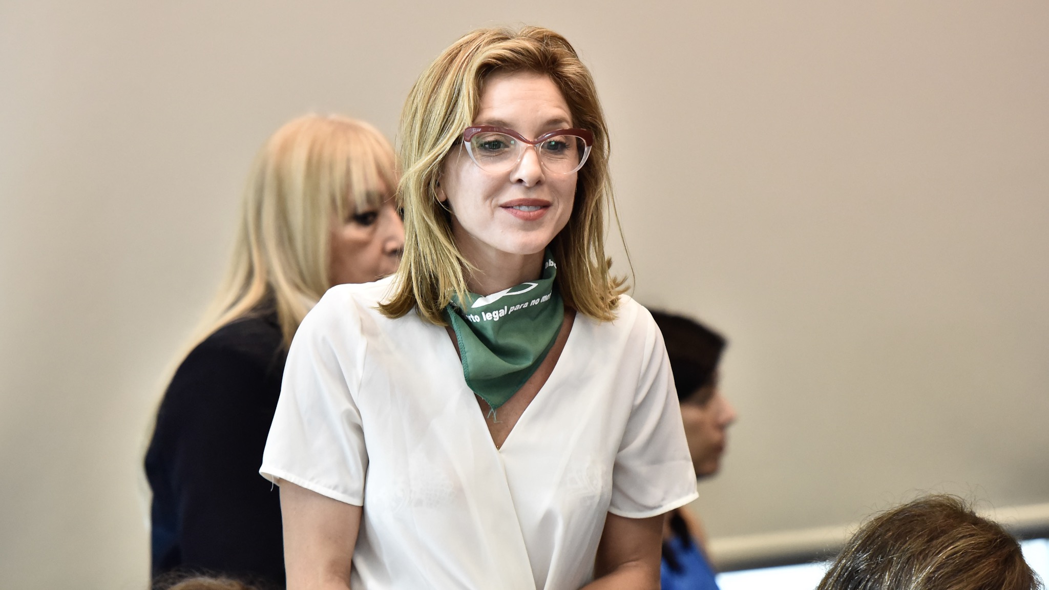 Carla Peterson lució el pañuelo verde con el que se identifican los militantes que apoyan la despenalización del aborto