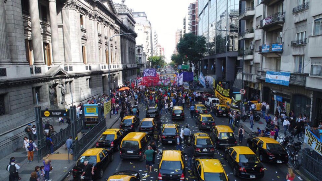 Los taxistas arribaron cerca de las 11 frente al Congreso de la Nación (Adrián Escándar) 