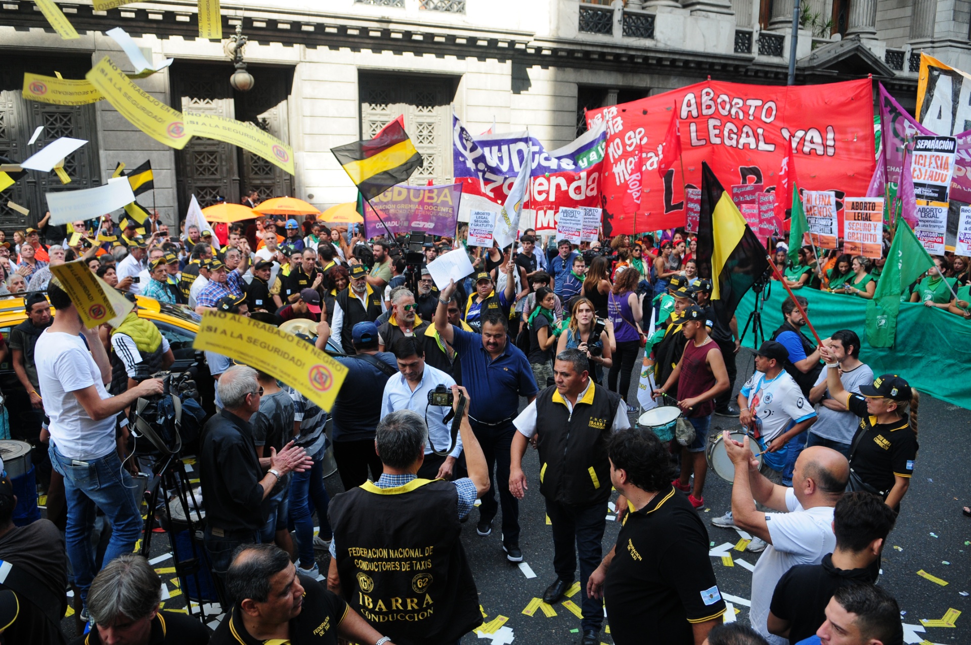 En la puerta del Congreso confluyeron las marchas a favor y en contra del aborto con una manifestación de taxistas que se oponen a UBER
