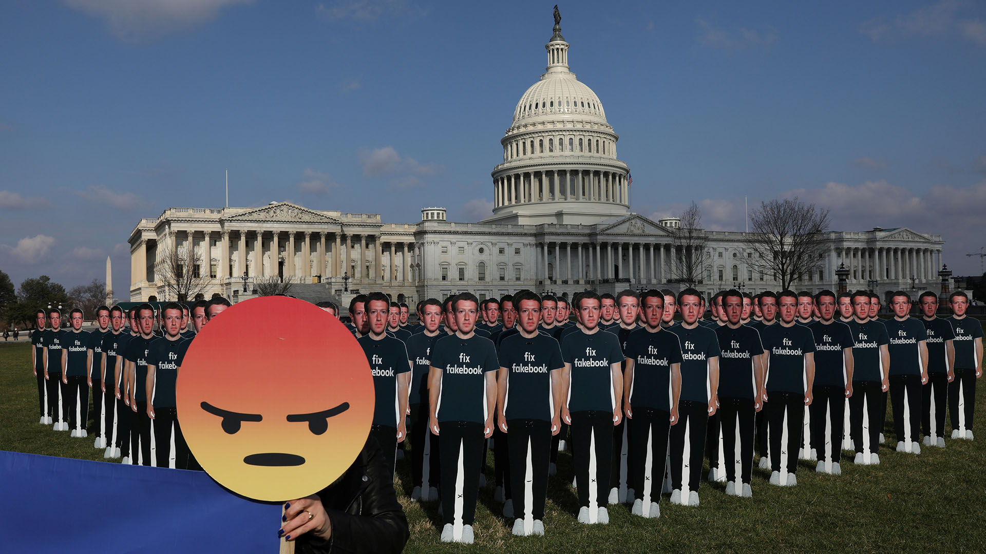 Chelsea Hornick-Becker, de Avaaz.org, sostiene un emoticón que emula a los que utiliza Facebook en su red social