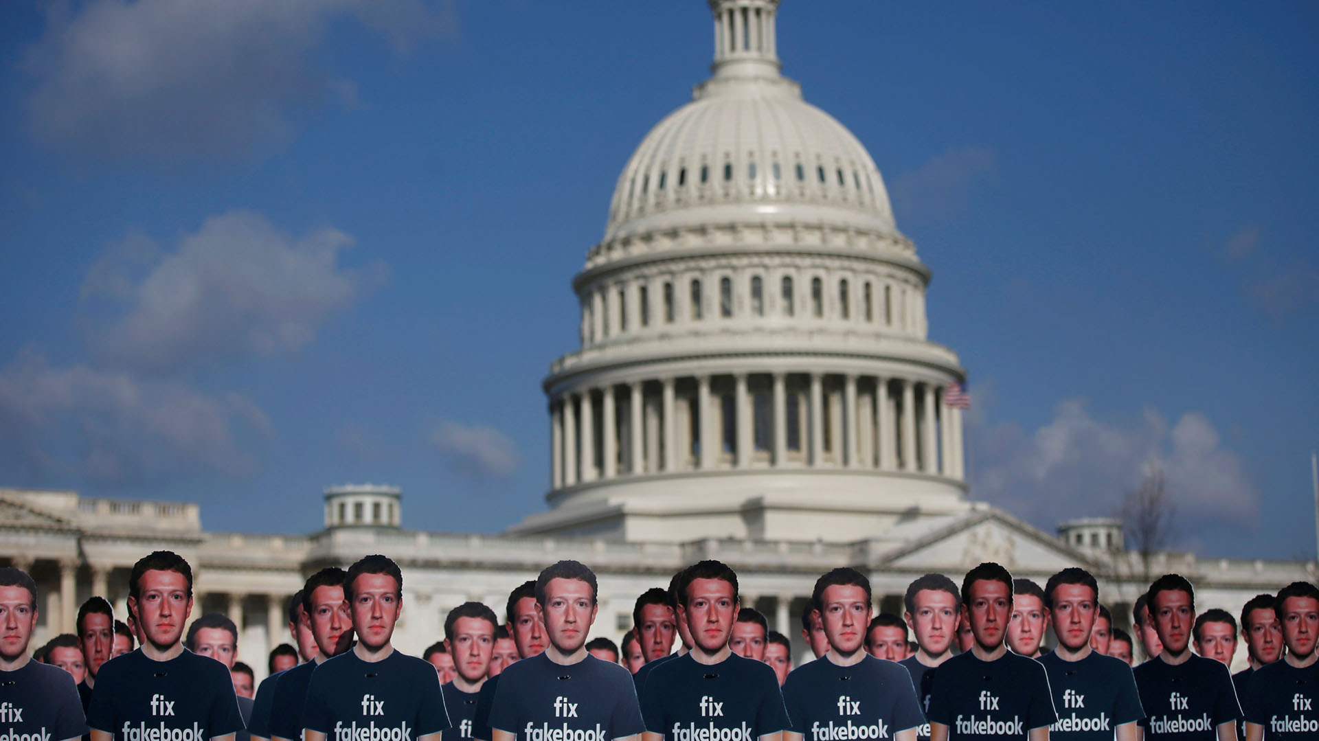 Docenas de figuras de Mark Zuckerberg, frente al Capitolio