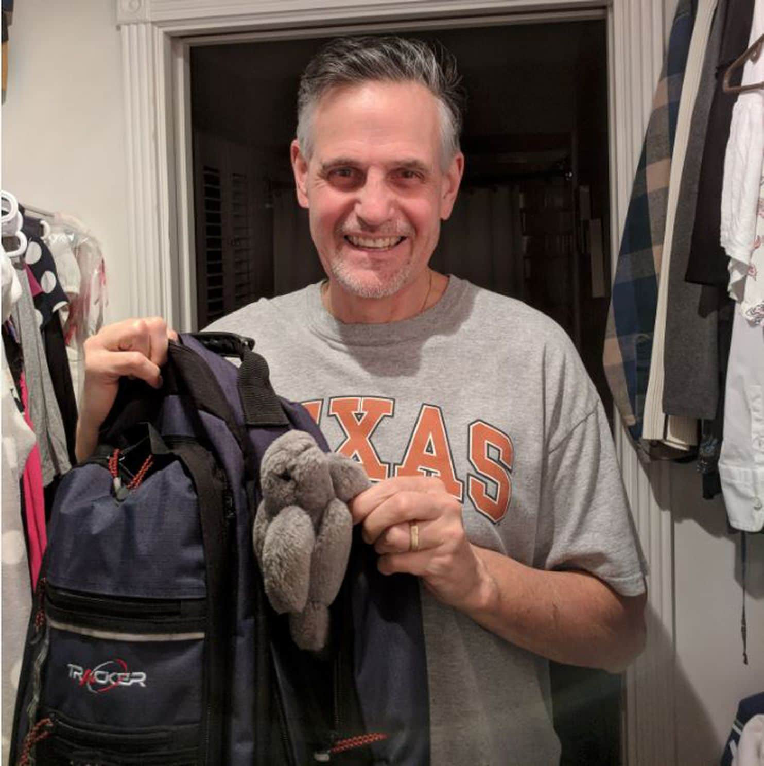 Pat Holmes junto a su bolsa de gimnasia y el peluche que le regaló a su hija hace 18 años (Cortesía de Samantha Holmes / The Washington Post)