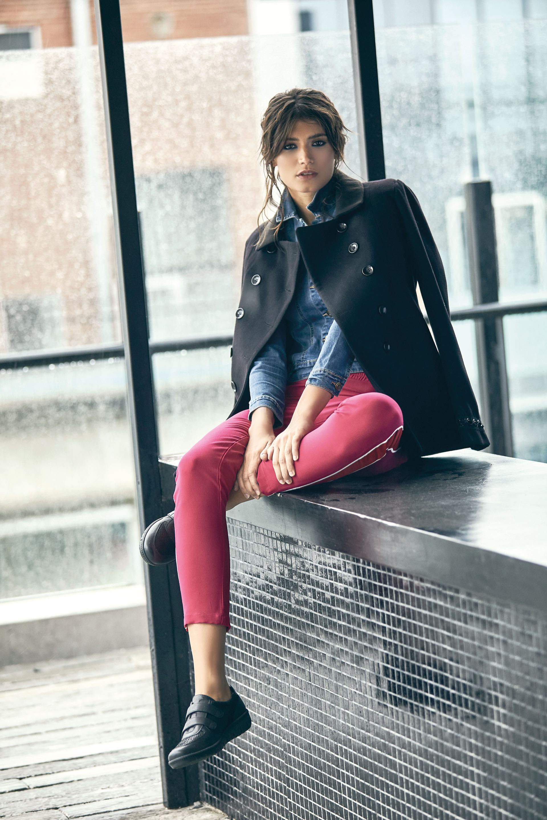 Tapado de paño cruzado ($ 2.990, Châtelet), campera de jean gastada ($ 2.574, Scombro), pantalón con recortes a contratono en los laterales ($ 2.498, Ayres) y zapatillas($ 1.990, Stitching). (Foto: Chino Toccalino/Para Ti)