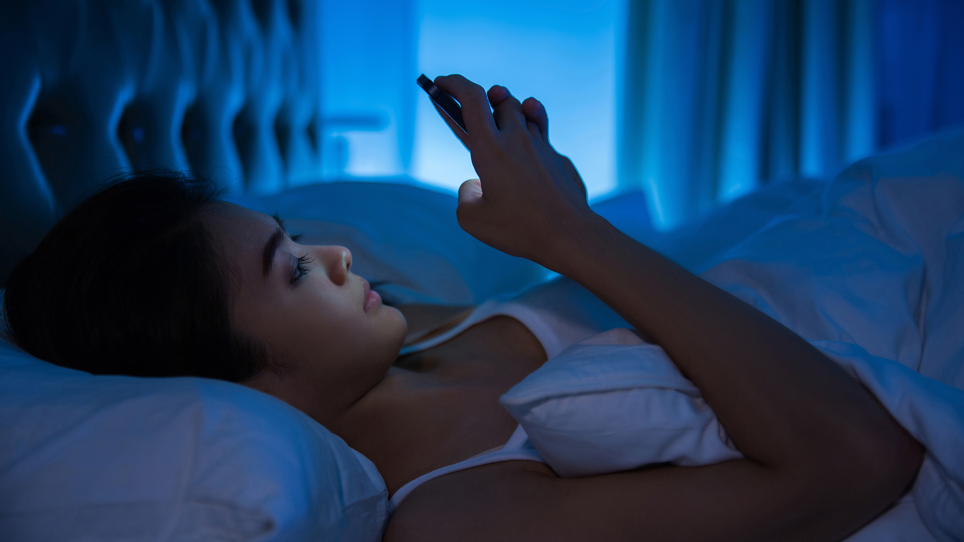 El uso del teléfono celular en horas de descanso equivale a tomarse una taza de café (Getty Images)
