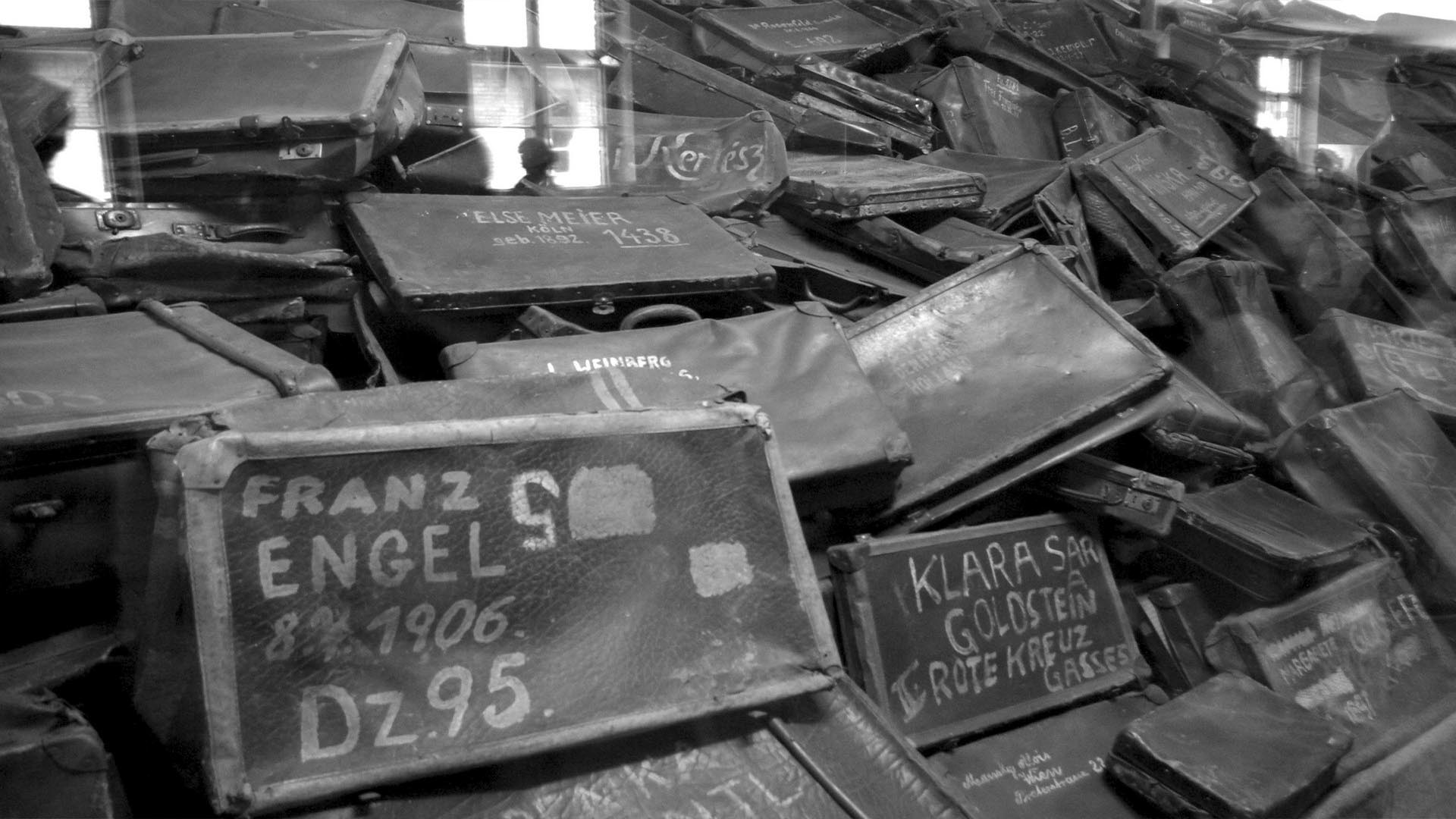 Las valijas amontonados en una barraca. La ilusión, antes de subir al tren, hacía que rotularan el equipaje. Pero todo les era sacado a los prisioneros. Ni siquiera el nombre les quedaba. De ahí en adelante serían un número que llevarían tatuado