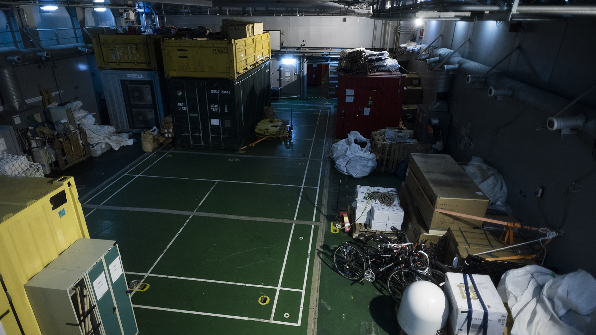 La bodega del HMS Protector