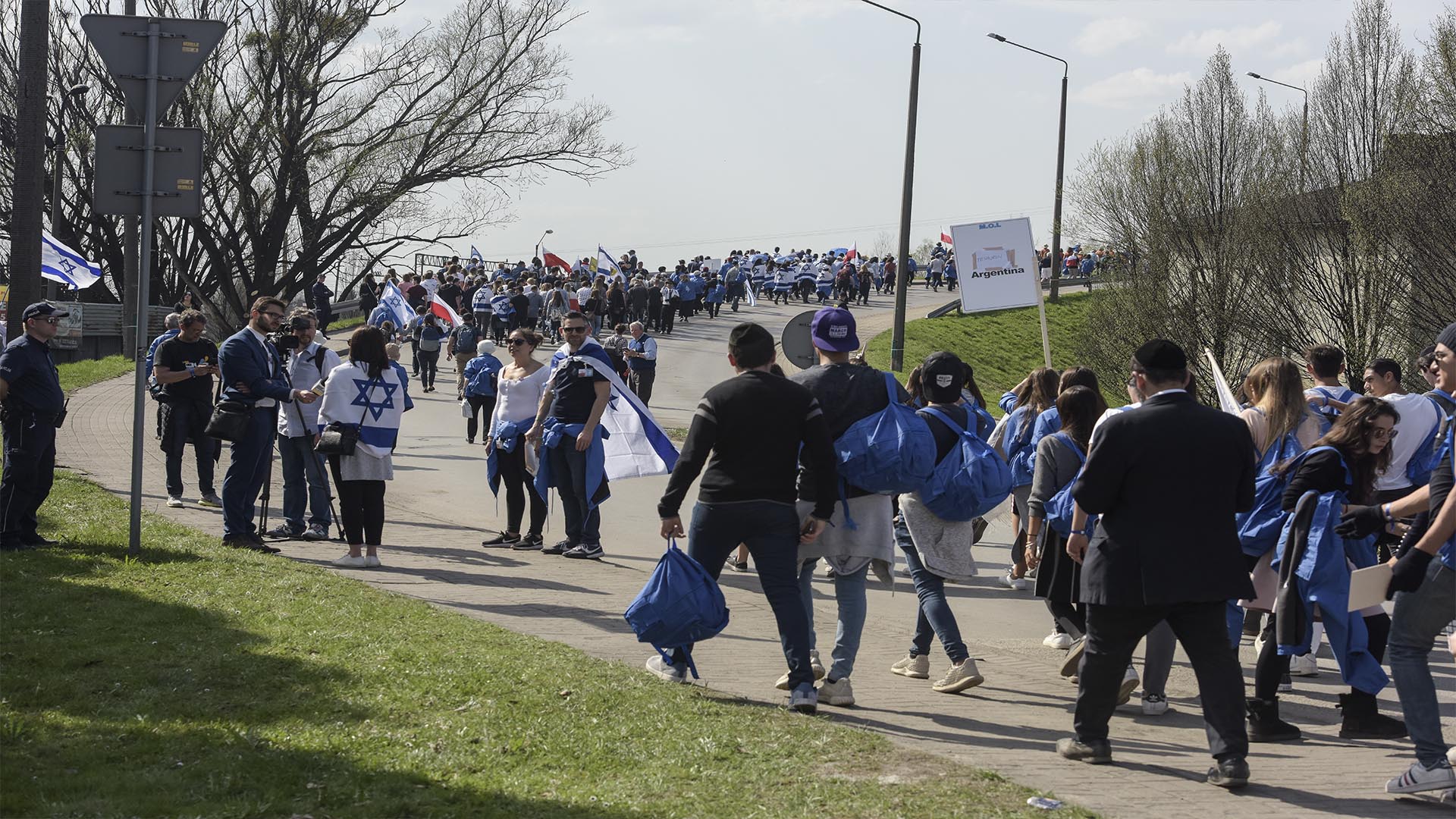 Desde hace 30 años miles de personas de todo el mundo recorren los 3 kilómetros que separan Auschwitz de Birkenau