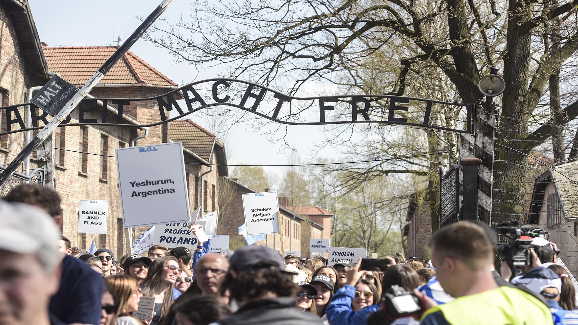 La entrada a Auschwitz: “El trabajo libera”, dice en alemán (Foto: Victoria Bornaz)
