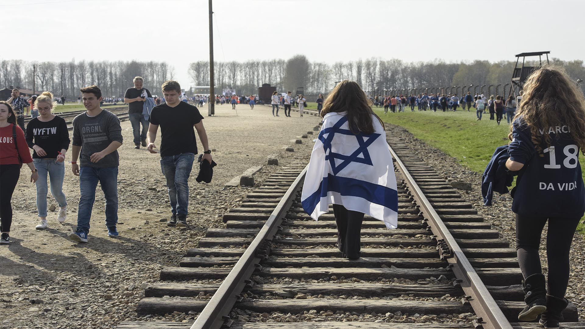 El 12 de abril marcharon de Auschwitz a Birkenau 13 mil personas de 52 países (Foto: Victoria Bornaz)