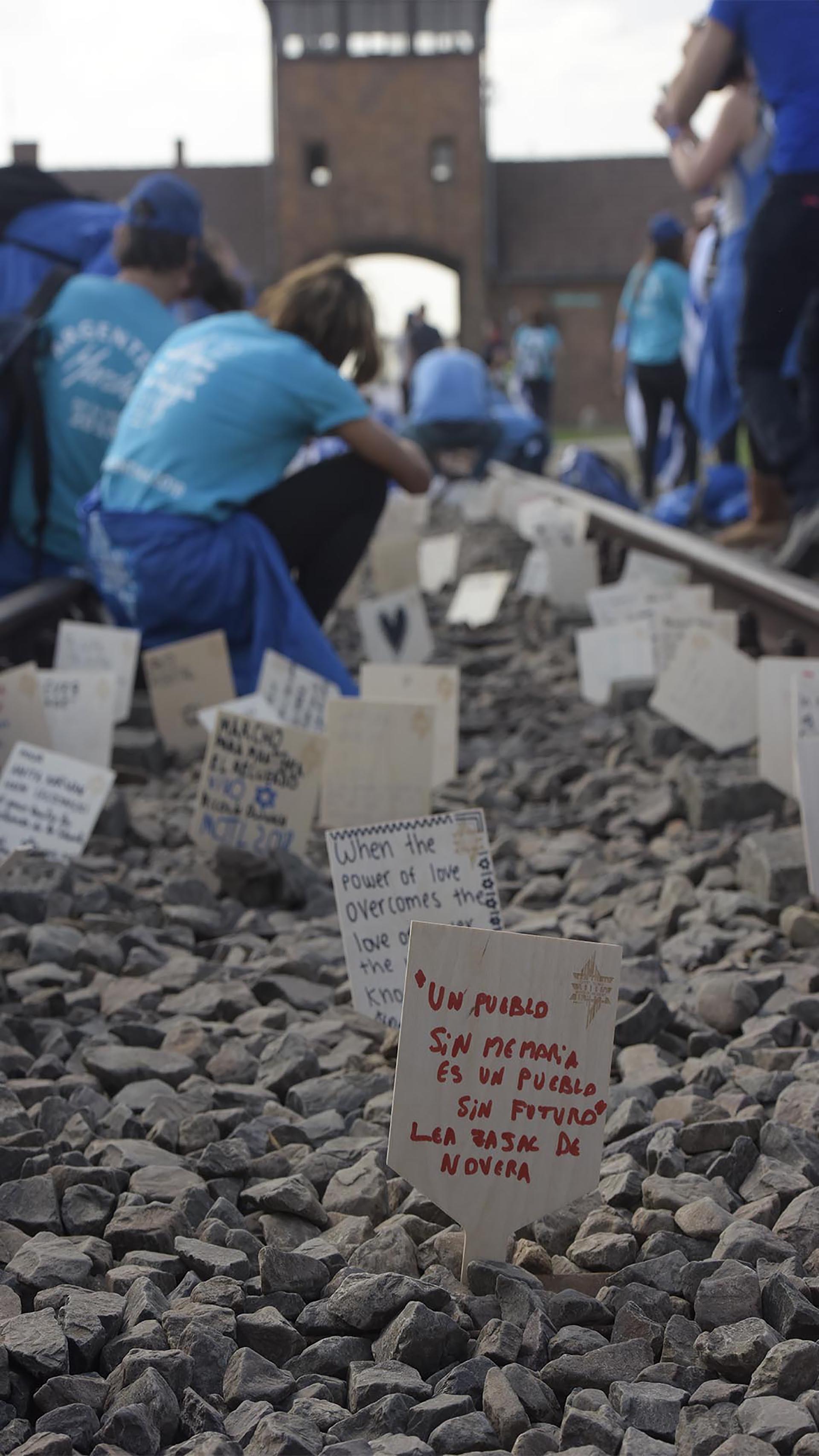 Los mensajes de los jóvenes en las vías de los trenes que llevaban a los campos de exterminio