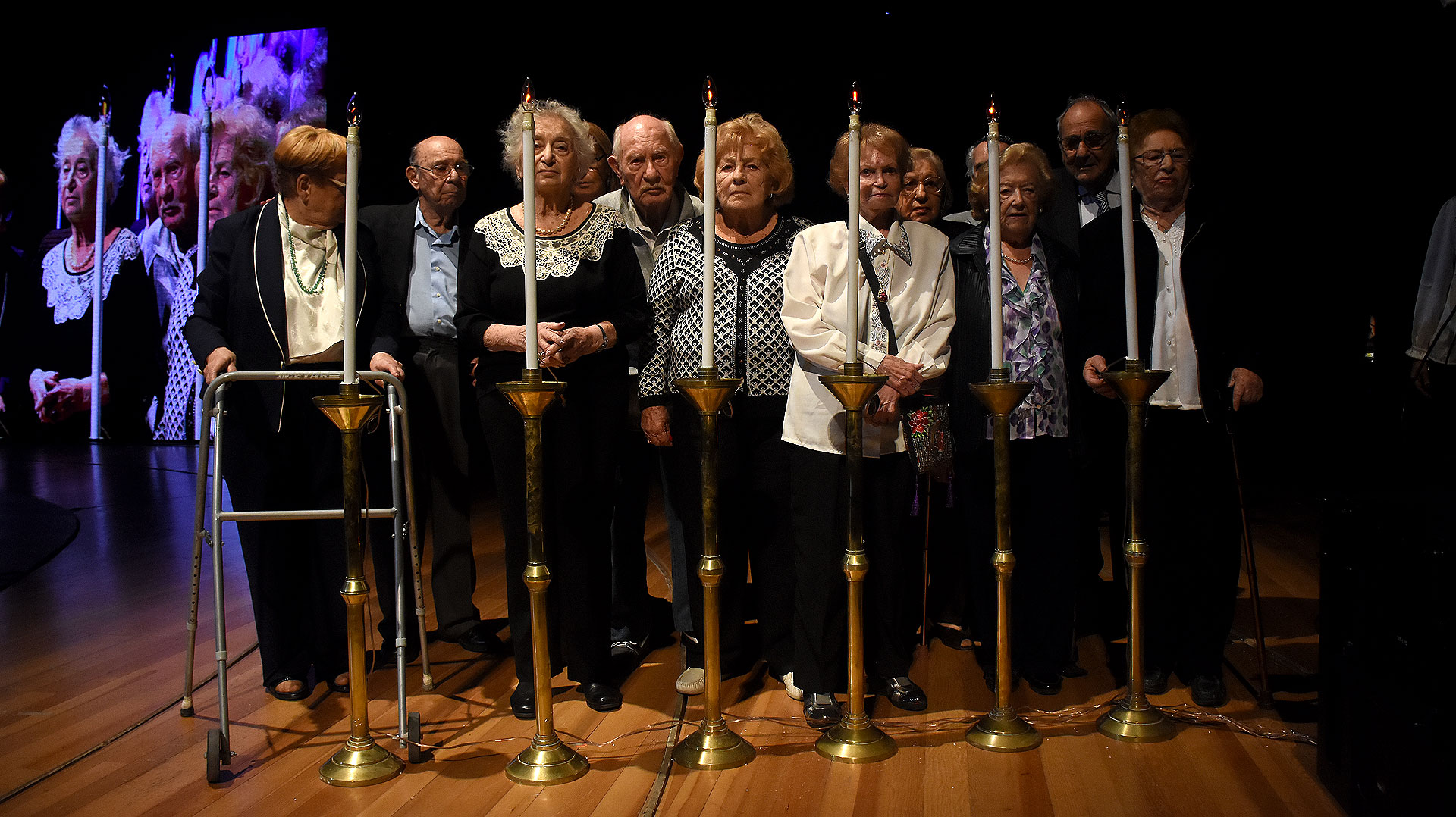 Luz por la memoria: el emotivo encendido de velas de los sobrevivientes, recordando a los seis millones de judíos que fueron asesinados durante el Holocausto