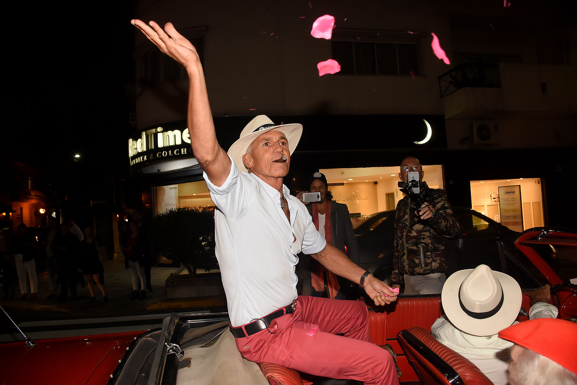 Ricardo Piñeiro tiró pétalos de rosas desde el automóvil que lo trasladaba y fue recibido por los invitados, que lo aguardaron en la vereda de Solsken