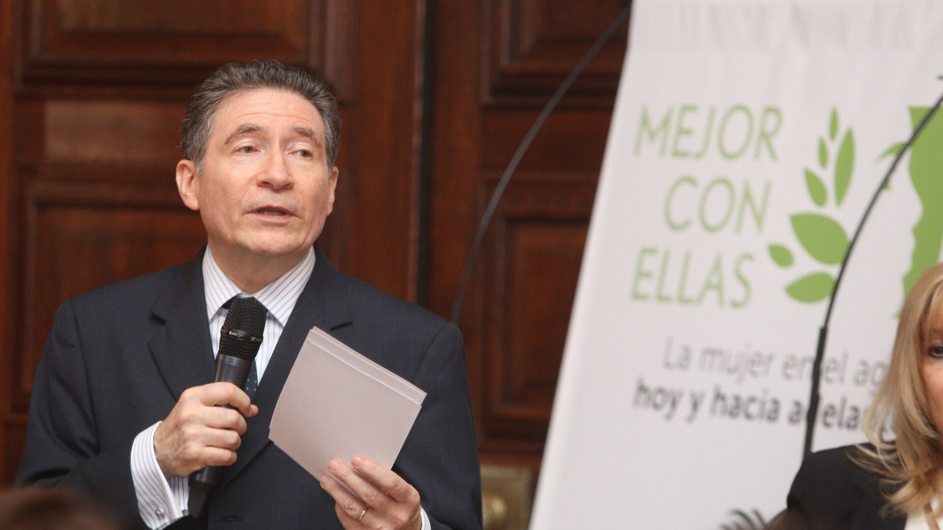 El embajador Guignard abrió la jornada señalando que un mayor protagonismo de las mujeres es una contribución ala lucha contra las desigualdades y la pobreza