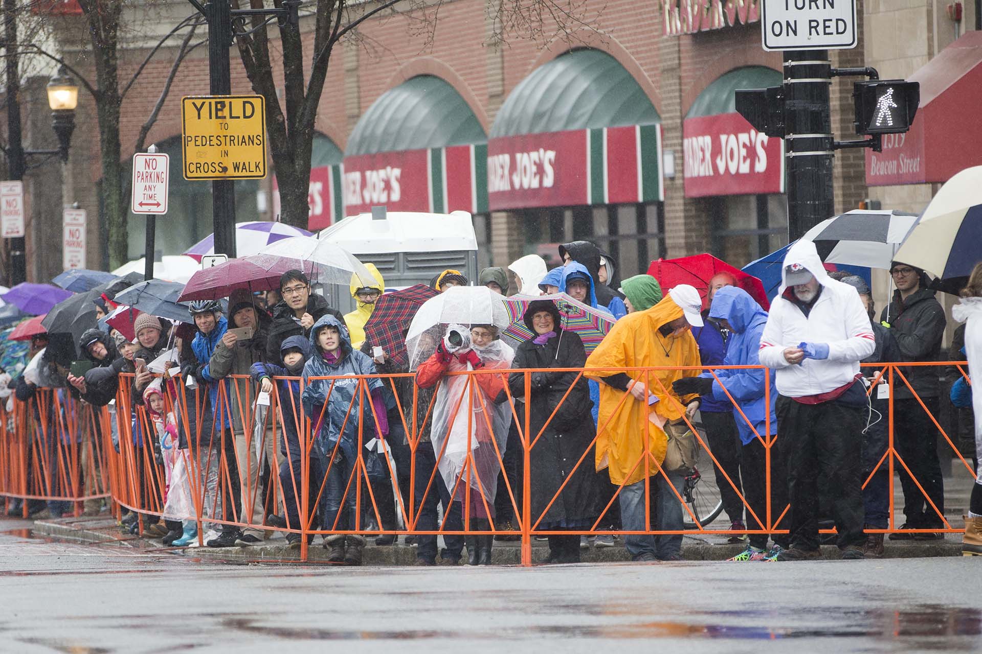 no solamente por las malas condiciones climatológicas, sino porque el tradicional partido de béisbol que todos los años disputan los Medias Rojas de Boston fue cancelado por la lluvia