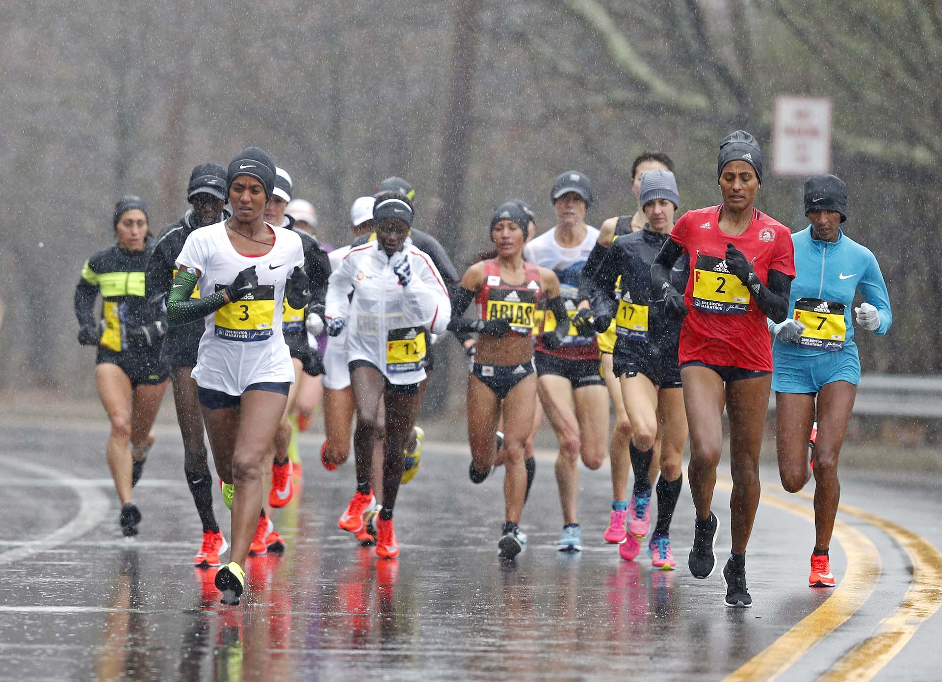 La también estadounidense Sara Sellers acabó segunda con un tiempo de 2h44:05, mientras que la canadiense Krista Duchene fue tercera con un registró de 2h44:20