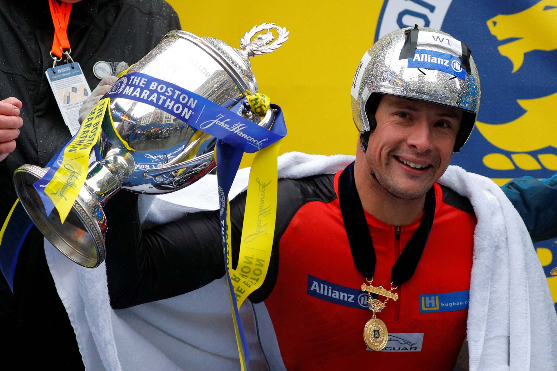 En las pruebas de sillas de ruedas, el suizo Marcel Hug volvió a dominar en masculino al conseguir el cuarto triunfo consecutivo con regustro de 1h46:25